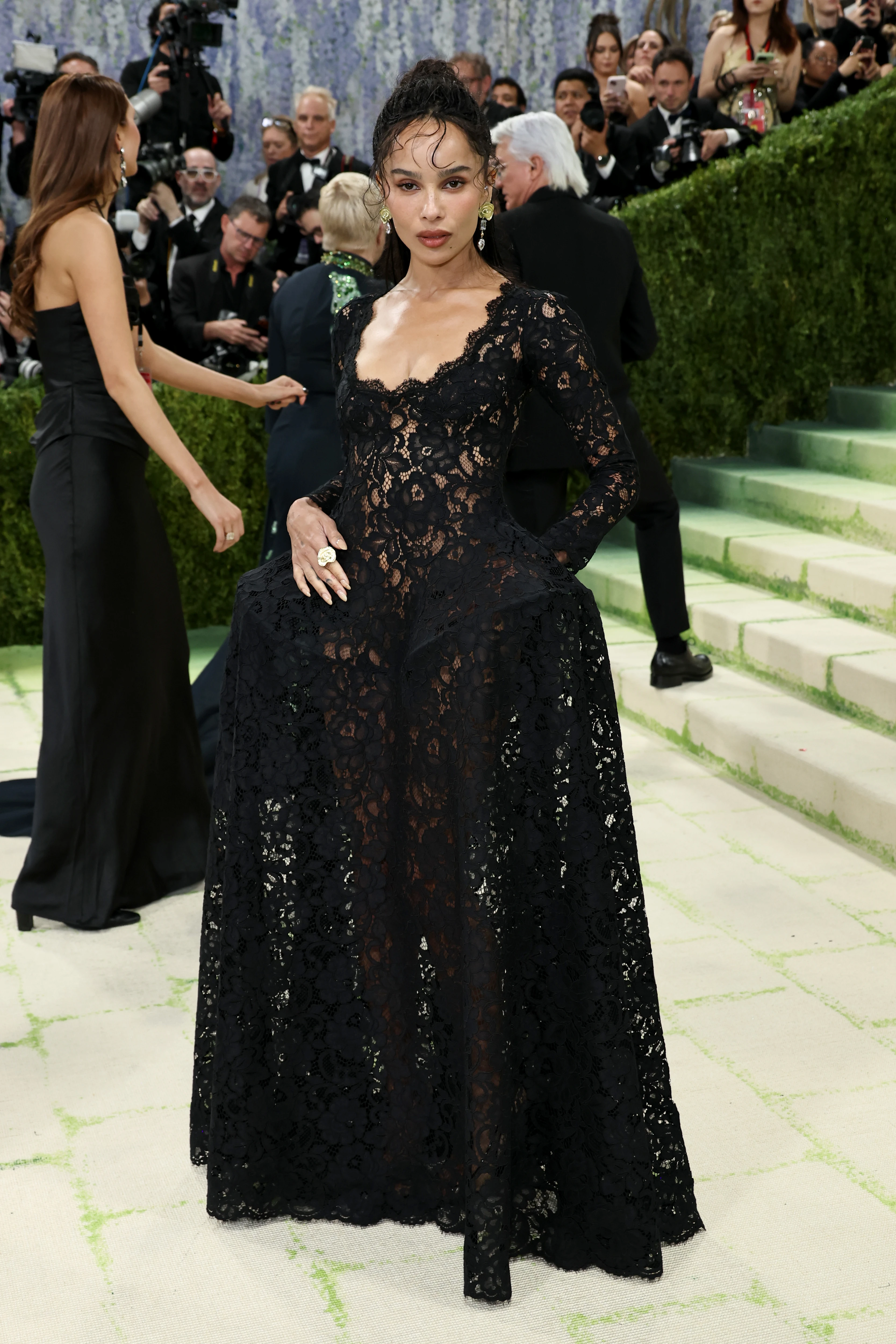 Зои Кравиц на Met Gala 2026 в Метрополитен-музее | Фотограф: Джейми Маккарти | Getty Images