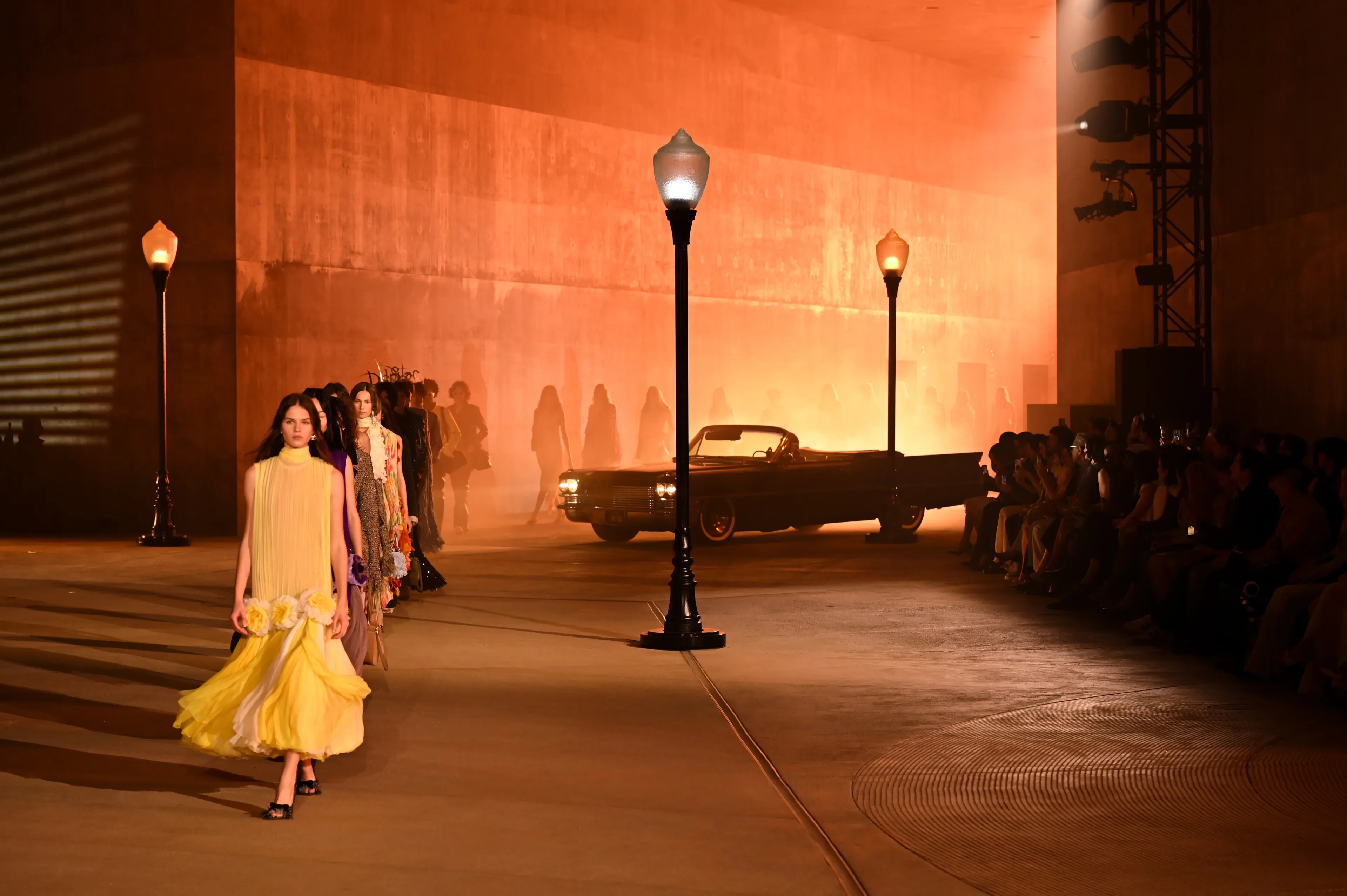 Лос-Анджелес қаласындағы LACMA мұражайында өткен Dior брендінің 2027 жылғы круиздік топтамасының көрсетілімінде подиумға шыққан модельдер | Фотосуретші: Гилберт Флорес | Getty Images