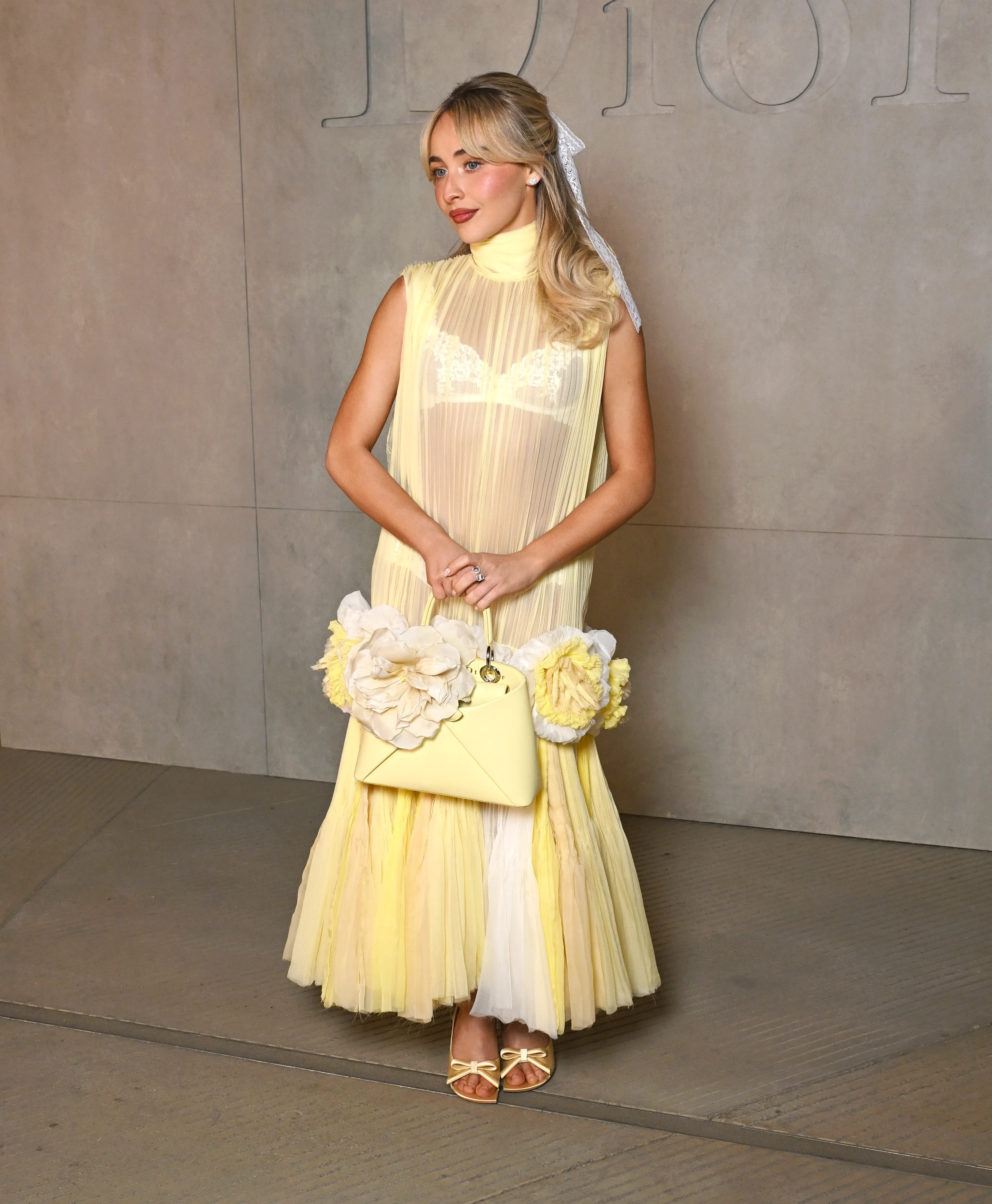 Лос-Анджелес қаласындағы LACMA мұражайында өткен Dior брендінің 2027 жылғы круиздік топтамасының көрсетіліміне келген Сабрина Карпентер | Фотосуретші: Гилберт Флорес | Getty Images