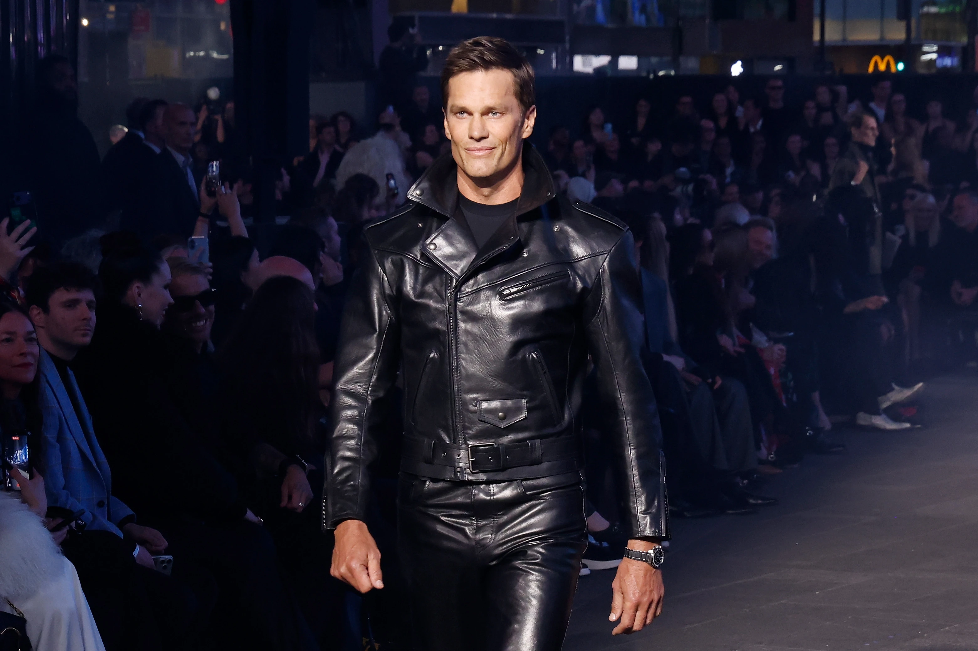 Том Брэйди дефилирует по подиуму на показе Guccicore: Gucci Cruise 2027 на Таймс-сквер 16 мая 2026 года в Нью-Йорке | Фотограф: Тейлор Хилл | Getty Images