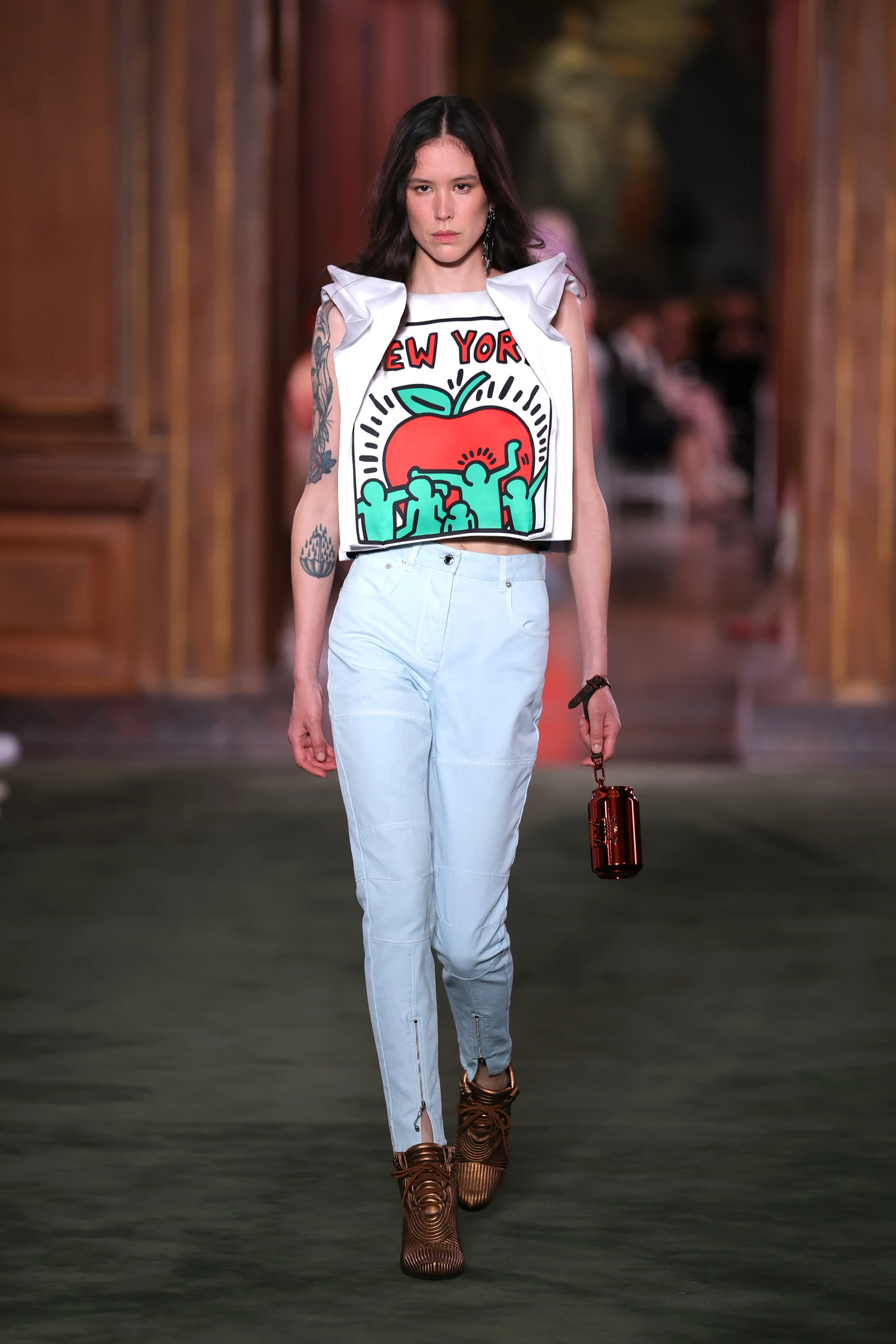 Показ круизной коллекции Louis Vuitton 2027 | Фотограф: Артуро Холмс | Getty Images