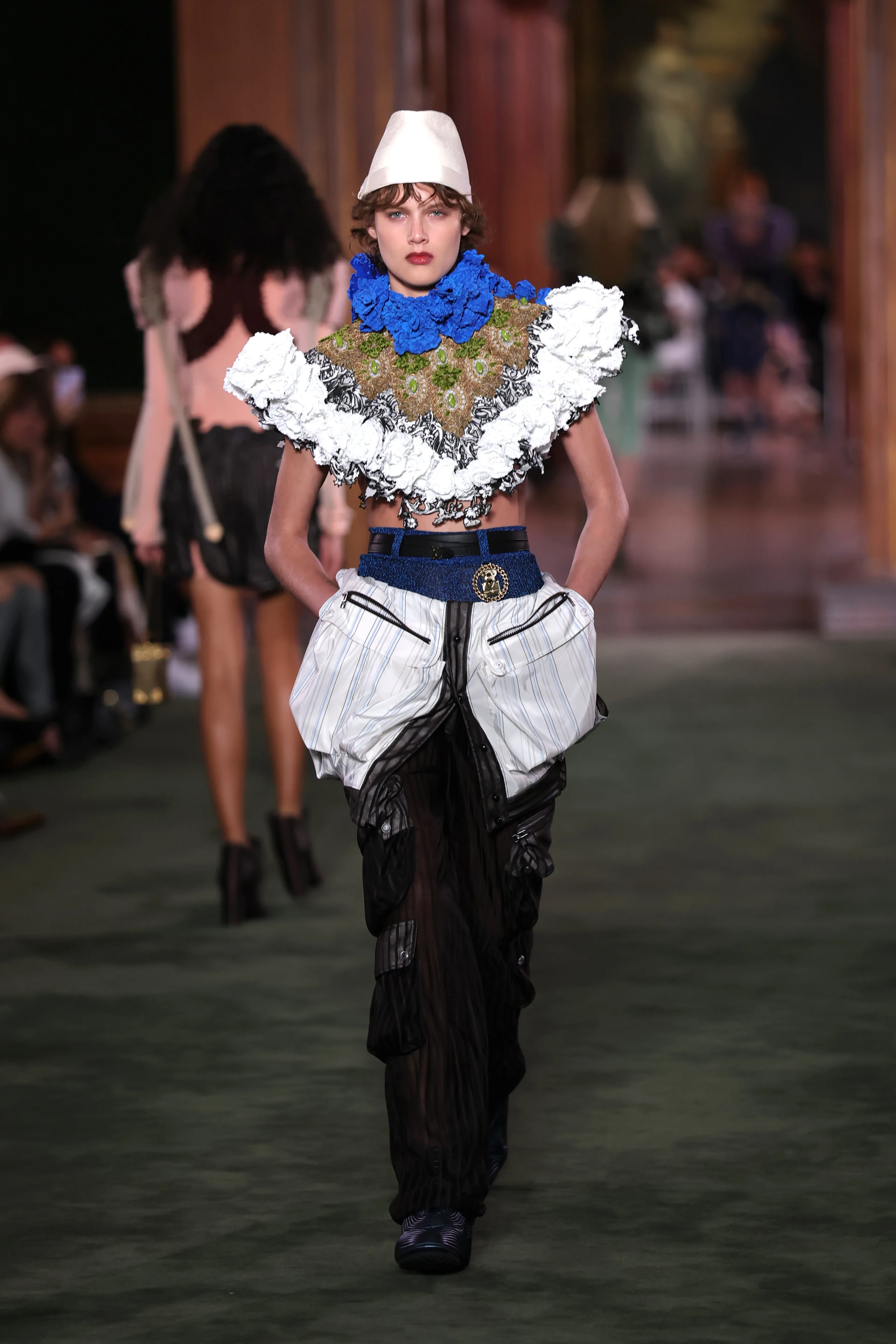 Показ круизной коллекции Louis Vuitton 2027 | Фотограф: Артуро Холмс | Getty Images