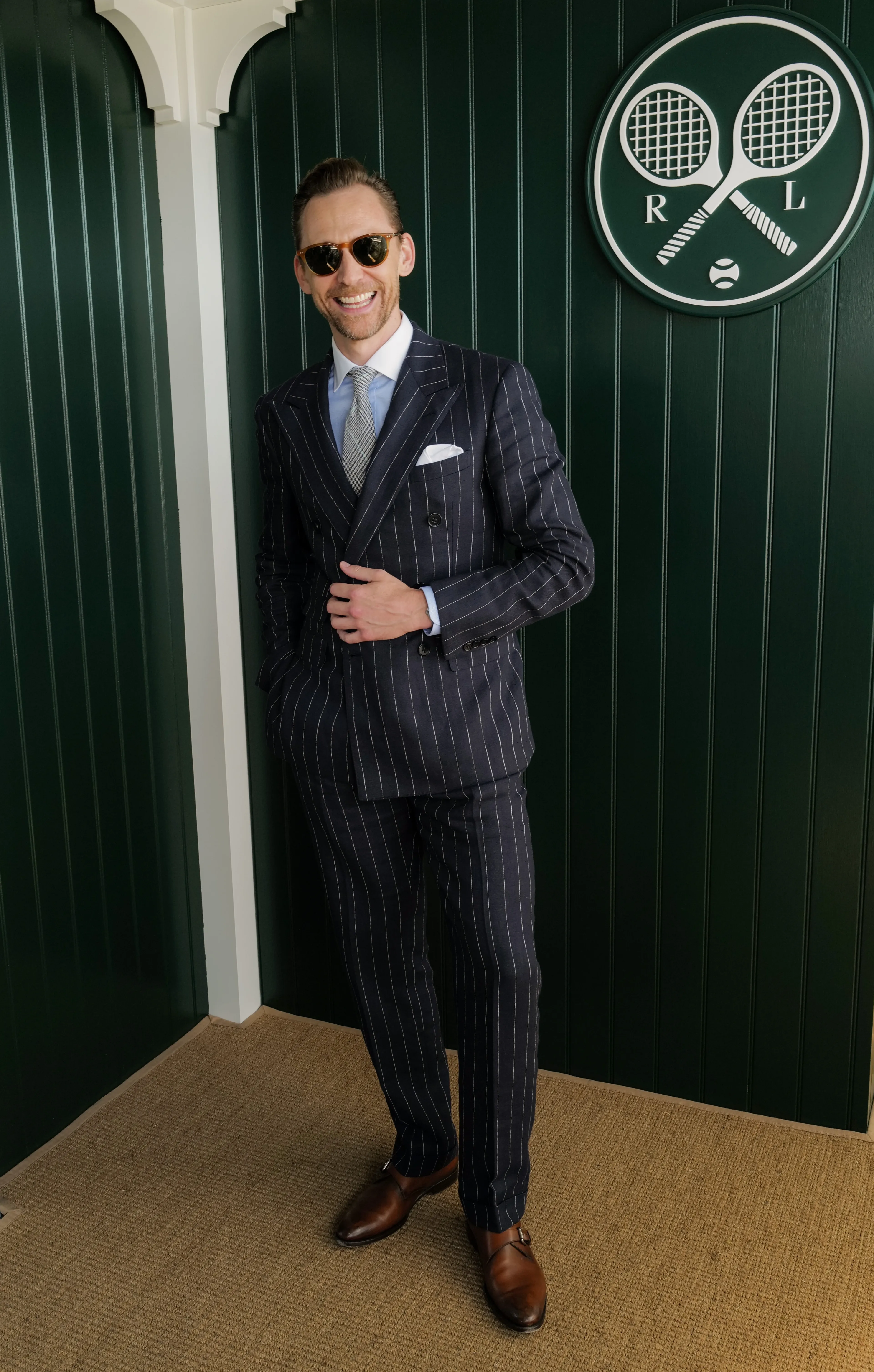 Том Хиддлстон в костюме от Ralph Lauren в VIP-ложе бренда на Уимблдонском турнире в Лондоне, 12 июля 2026 года | Darren Gerrish/Getty Images