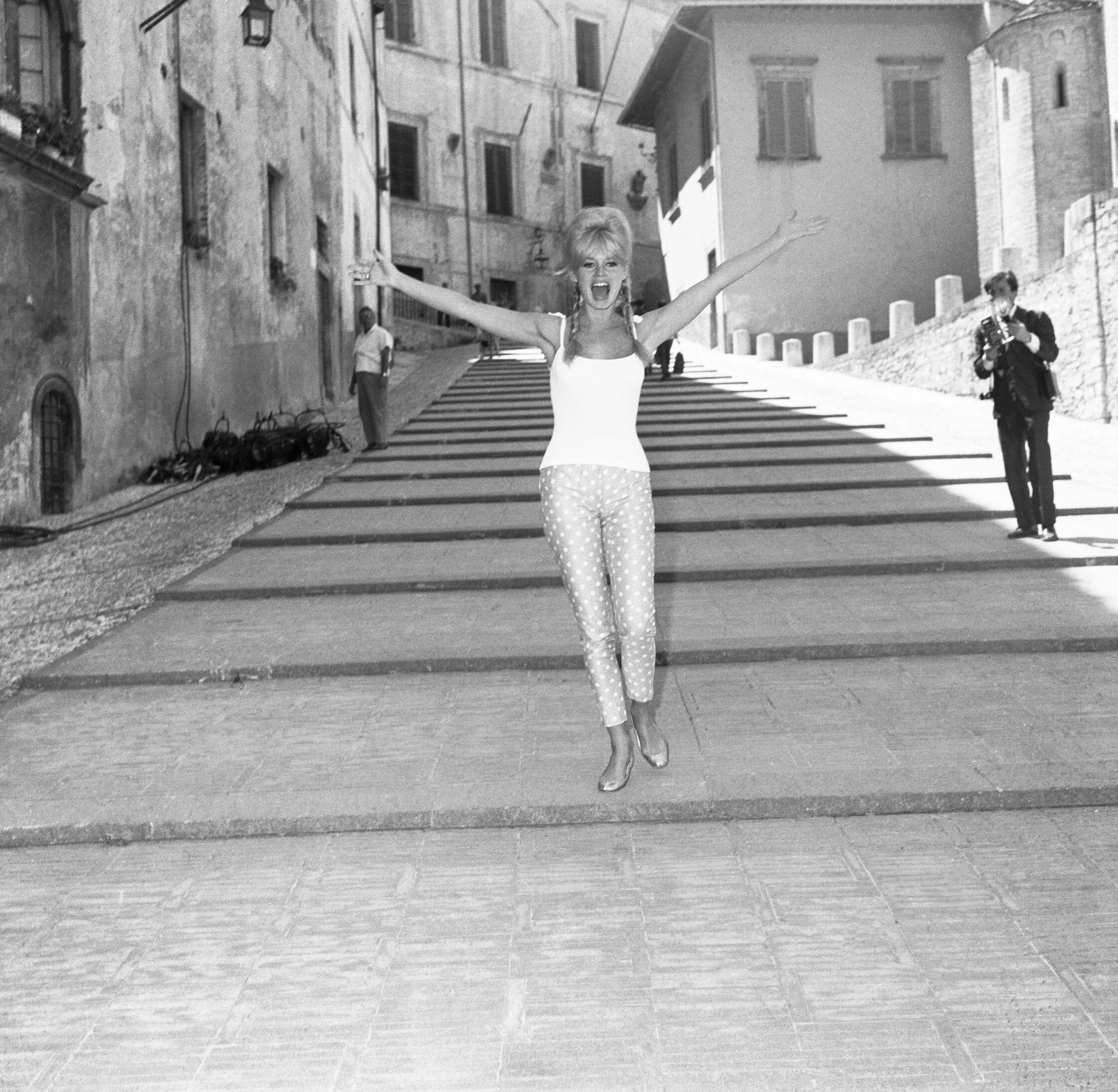 Брижит Бардо в балетках во время визита на Капри для съемок фильма «Частная жизнь» | Getty Images
