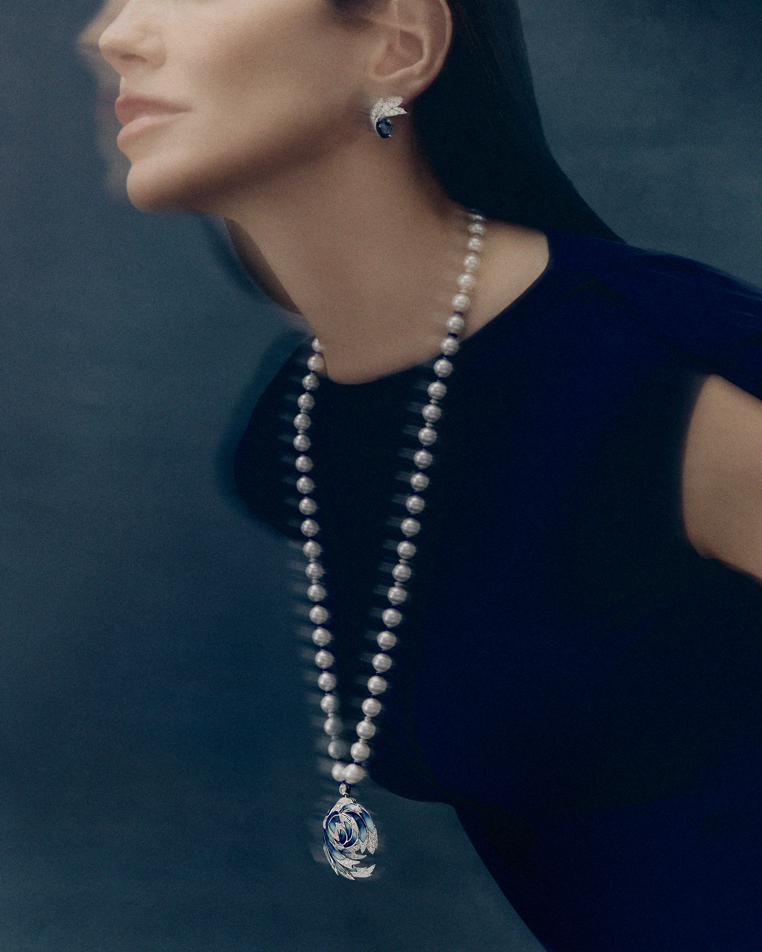 Серьги и миниатюрные часы на жемчужном сотуаре из коллекции Envol, Chaumet | Архив пресс-служб