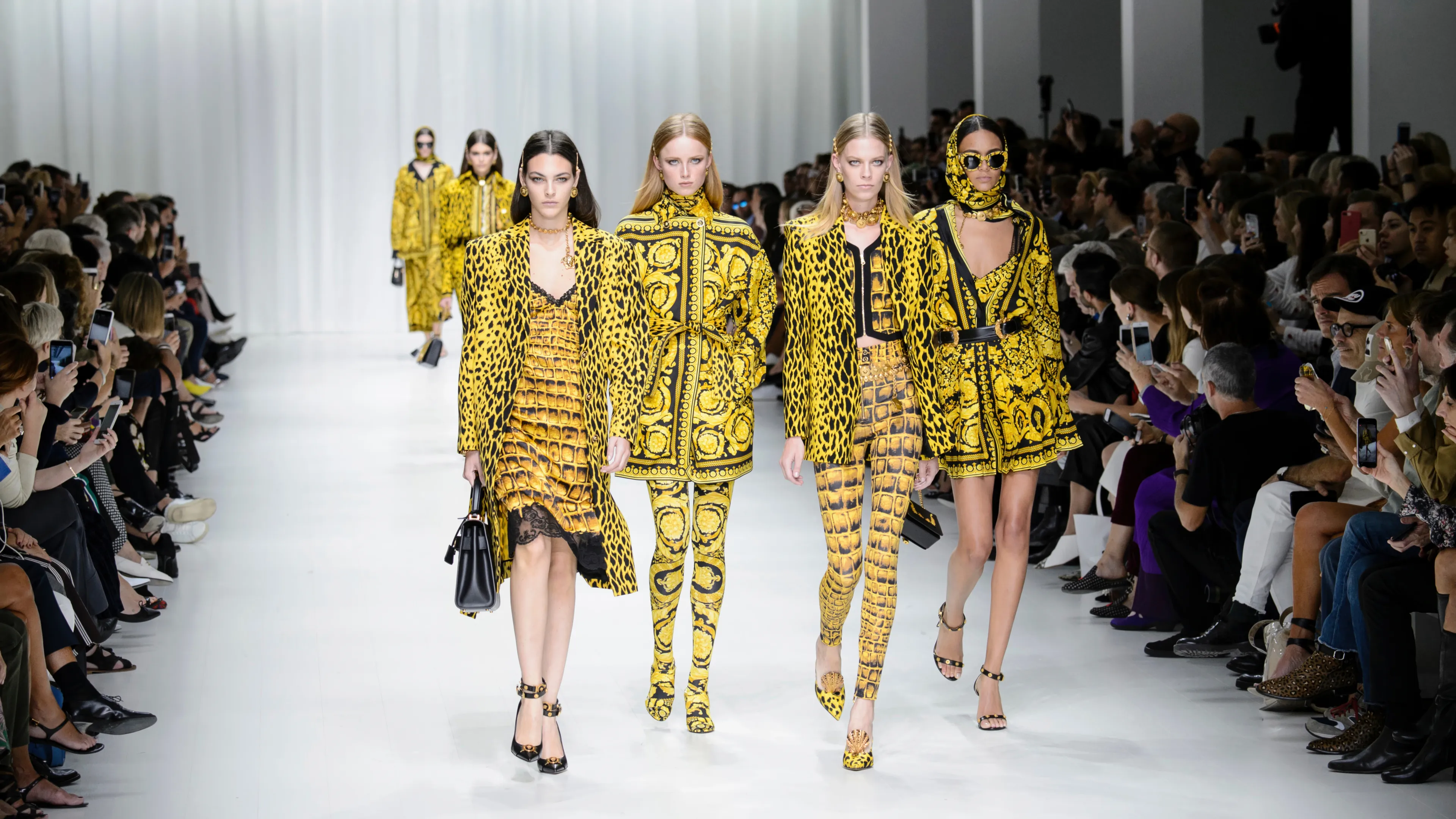 Легендарный показ Versace весна-лето 2018, посвященный памяти Джанни Версаче и его модному
наследию | Spotlight