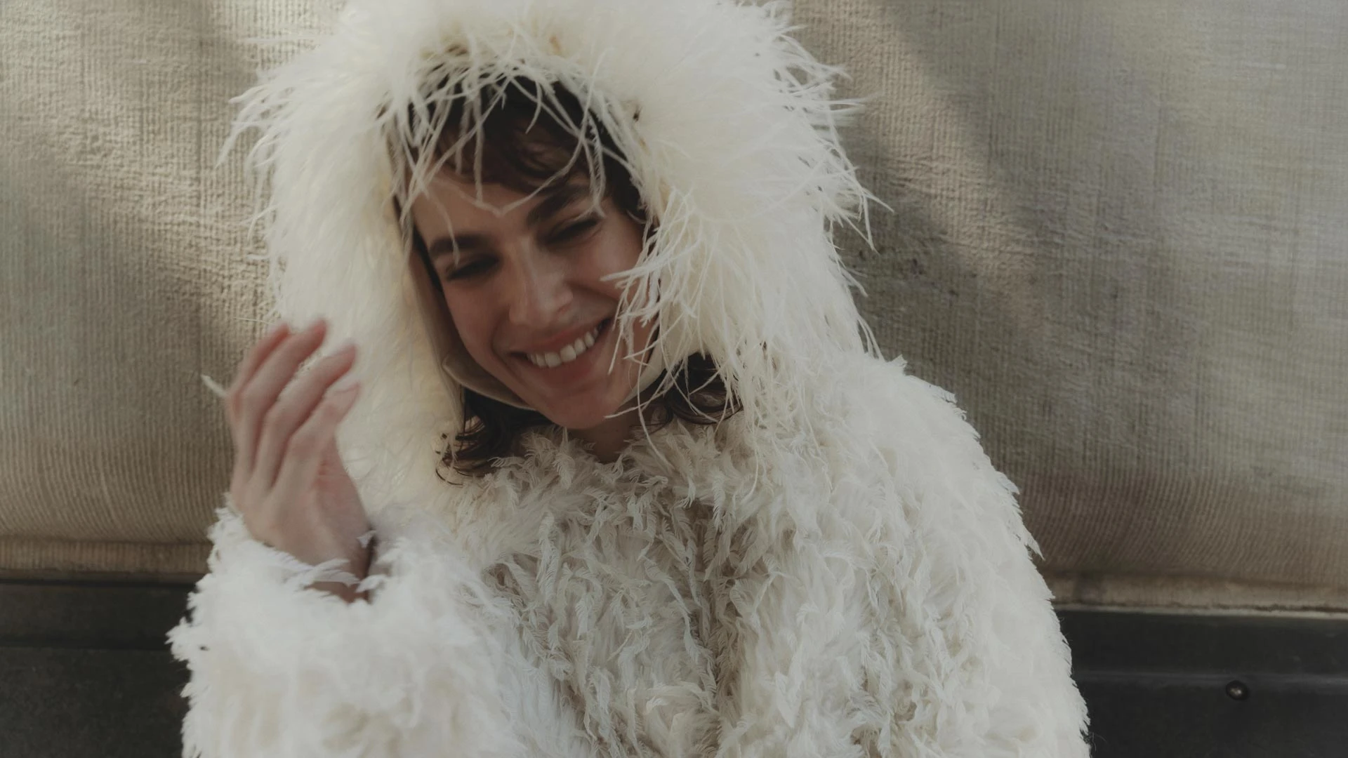 Пальто и шапка из перьев Huishan Zhang | Фотограф: Сэм Спенс, Стиль: Магдалена Брык