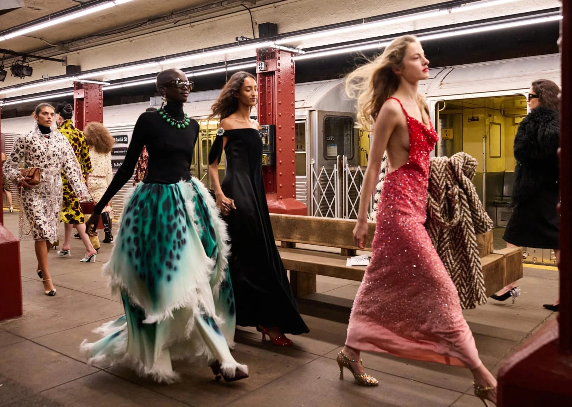 Один из самых ярких показов 2025 года Chanel Metiers D’Art, прошедший в нью-йоркском метро | Spotlight 