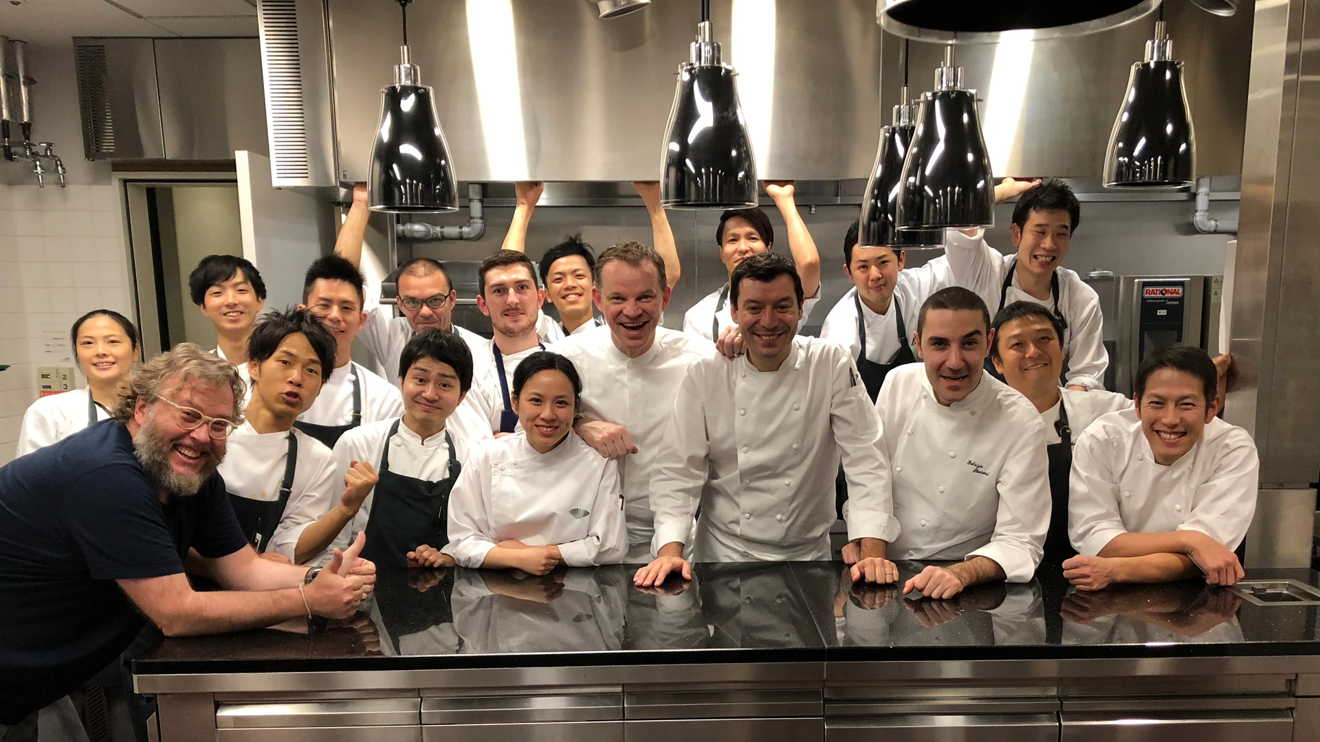 Шеф ресторана Il Ristorante Luca Fantin Люка Фантин с командой и гостем – шефом ресторана Amber из Гонконга Ричардом Эккебусом на кухне своего ресторана | Архив пресс-служб