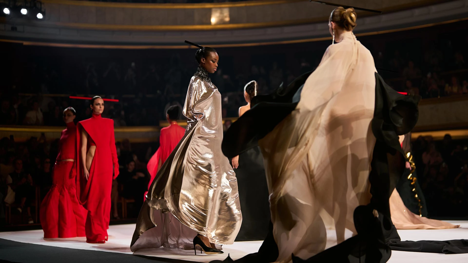 Финал показа Stephane Rolland Haute Couture | Spotlight