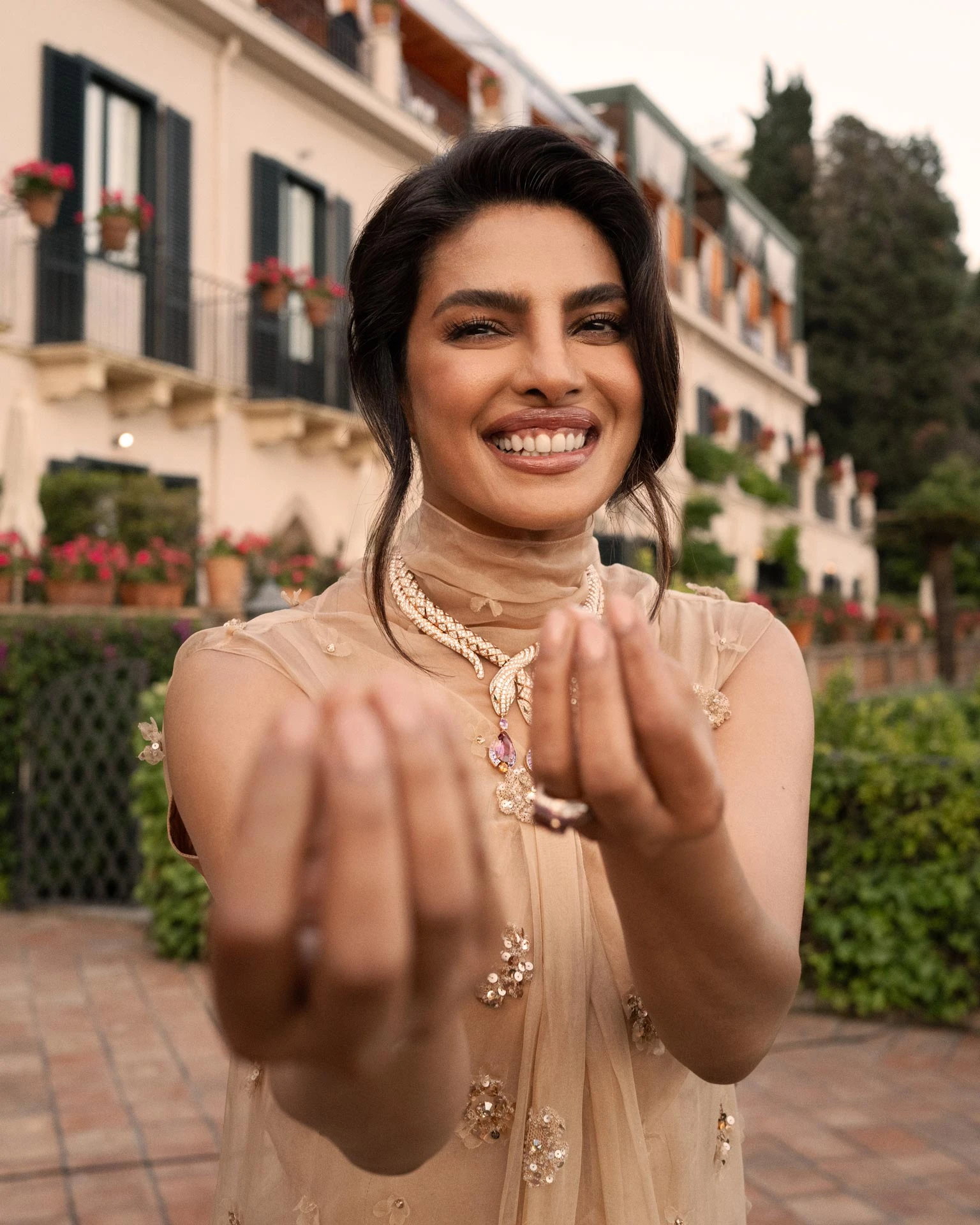 Приянка Чопра на презентации коллекции высокого ювелирного искусства Bvlgari Polychroma, прошедшей на территории античного театра в Таормине | Архив пресс-службы