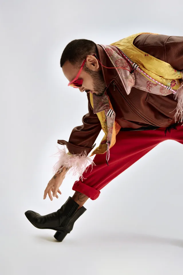 Lime күртешесі мен қауырсынды жейдесі; Tatyana Yan x Yan Ray жилеті; Alba Optics көзілдірігі; Cartier, Bvlgari жүзіктері | Фотосуретші: Мария Slozhnomarya