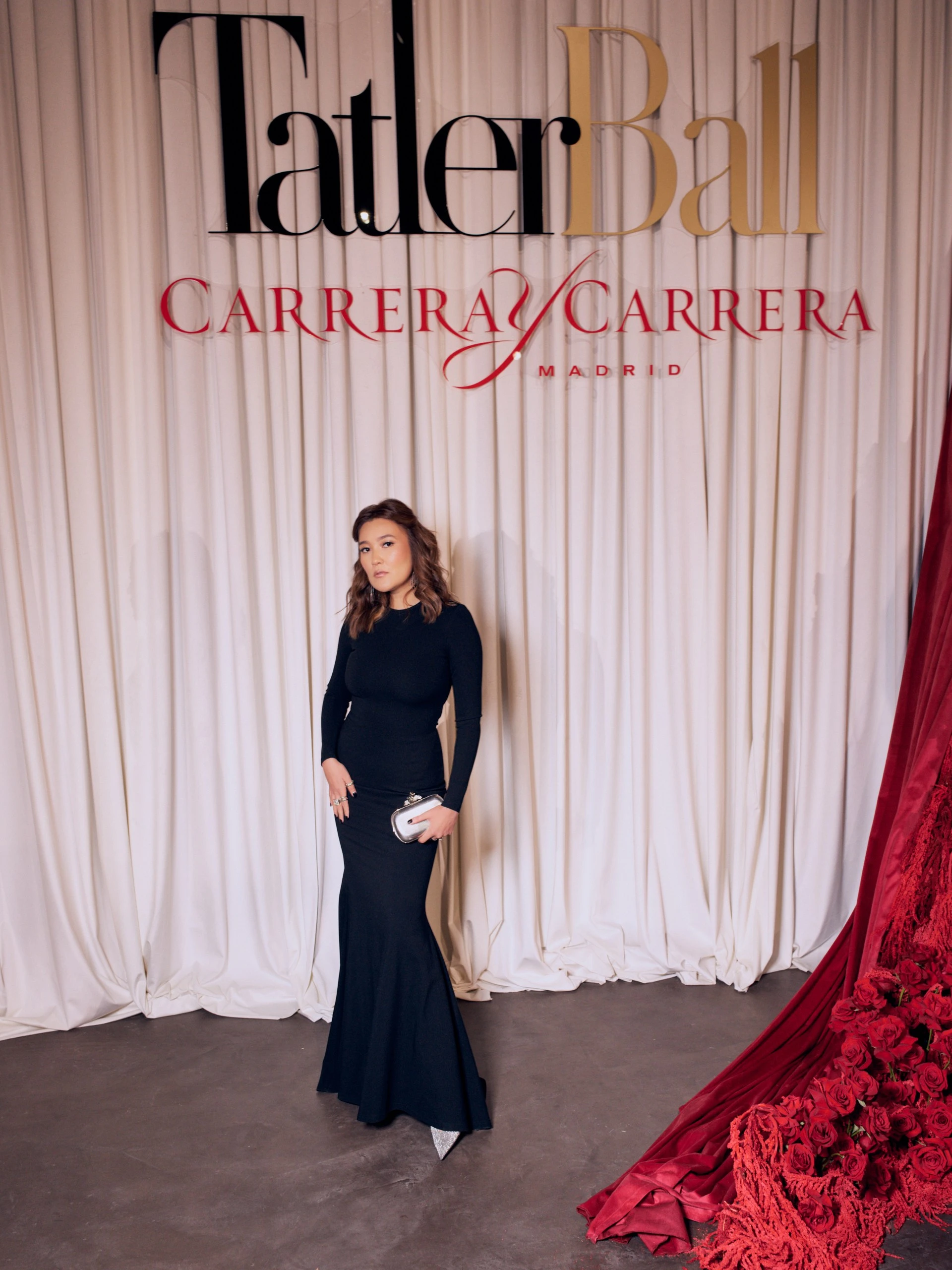 Диана Тлеулиева в платье Balenciaga, с винтажным клатчем McQueen и в украшениях Laura Redkin | Фотограф: Slozhnomarya