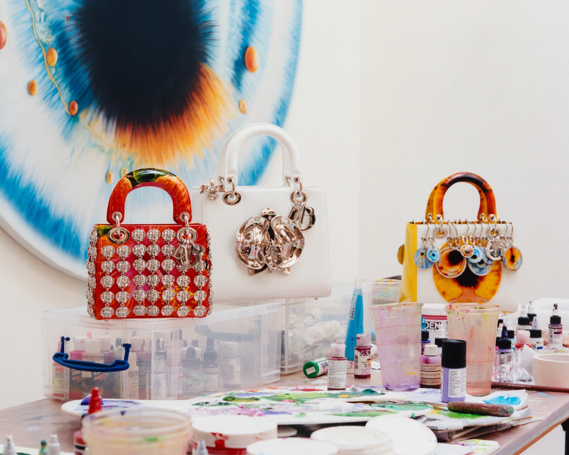 Марк Куинн жасаған Dior Lady Art мерейтойлық оныншы сериясындағы сөмкелер | Дизайн: Марк Куинн; Фотосуретші: Джеймс Робджант