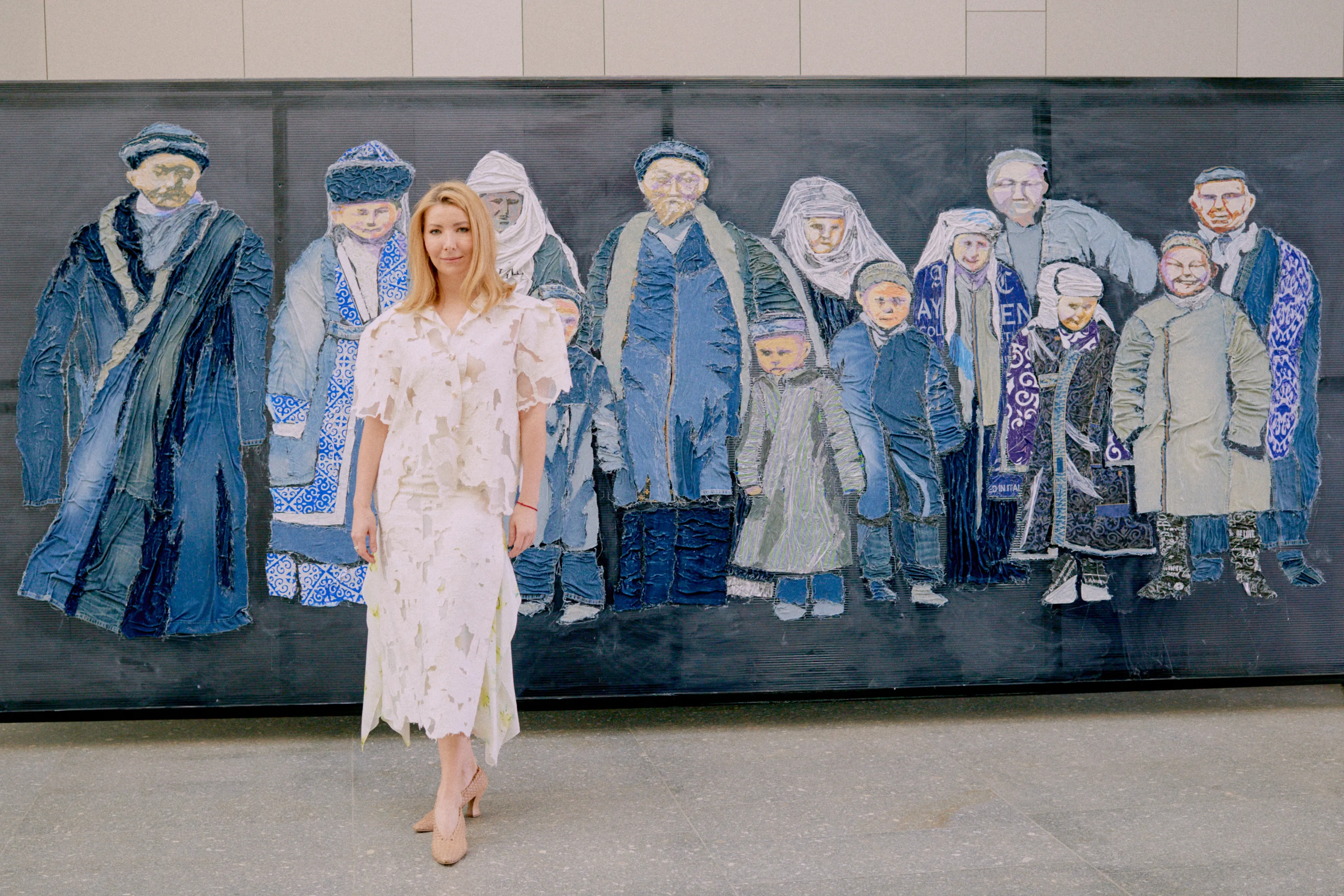 Ольга Комиссар на фоне работы «Когда нас начали видеть» | Ярослав Клочков, Теодор Фрост