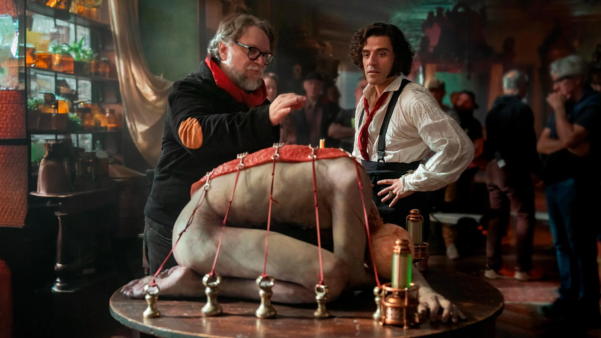 Кадр со съемок фильма «Франкенштейн» (2025) | IMDb