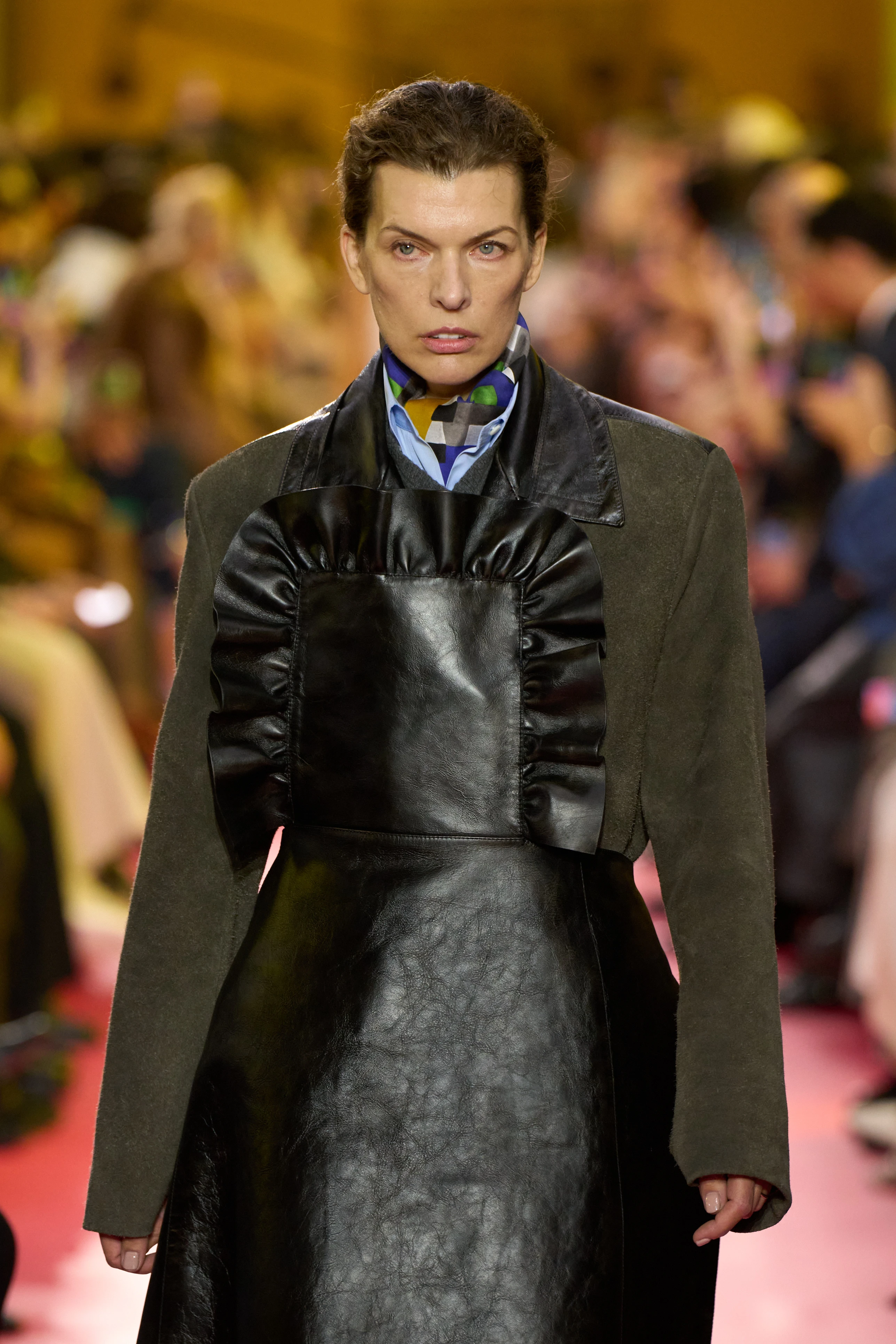 Актриса Мила Йовович на подиуме Miu Miu представляет коллекцию весна–лето 2026