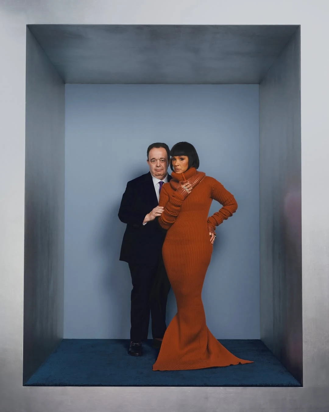 Голда Рошевель, сыгравшая в «Бриджертонах» королеву Шарлотту, и Хью Сакс, сыгравший ее секретаря Бримсли | Netflix