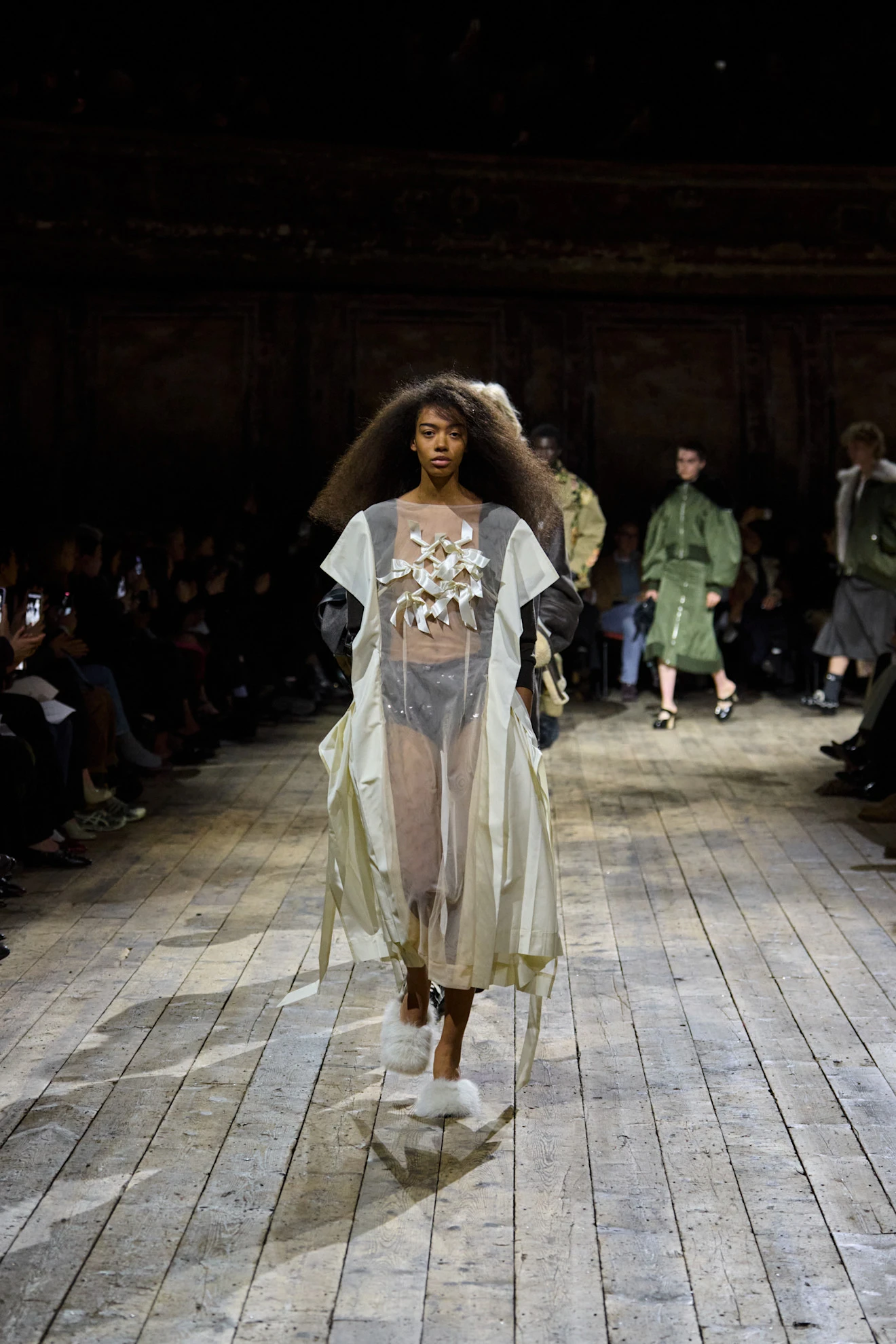 Показ Simone Rocha осень-зима 2026 | Spotlight