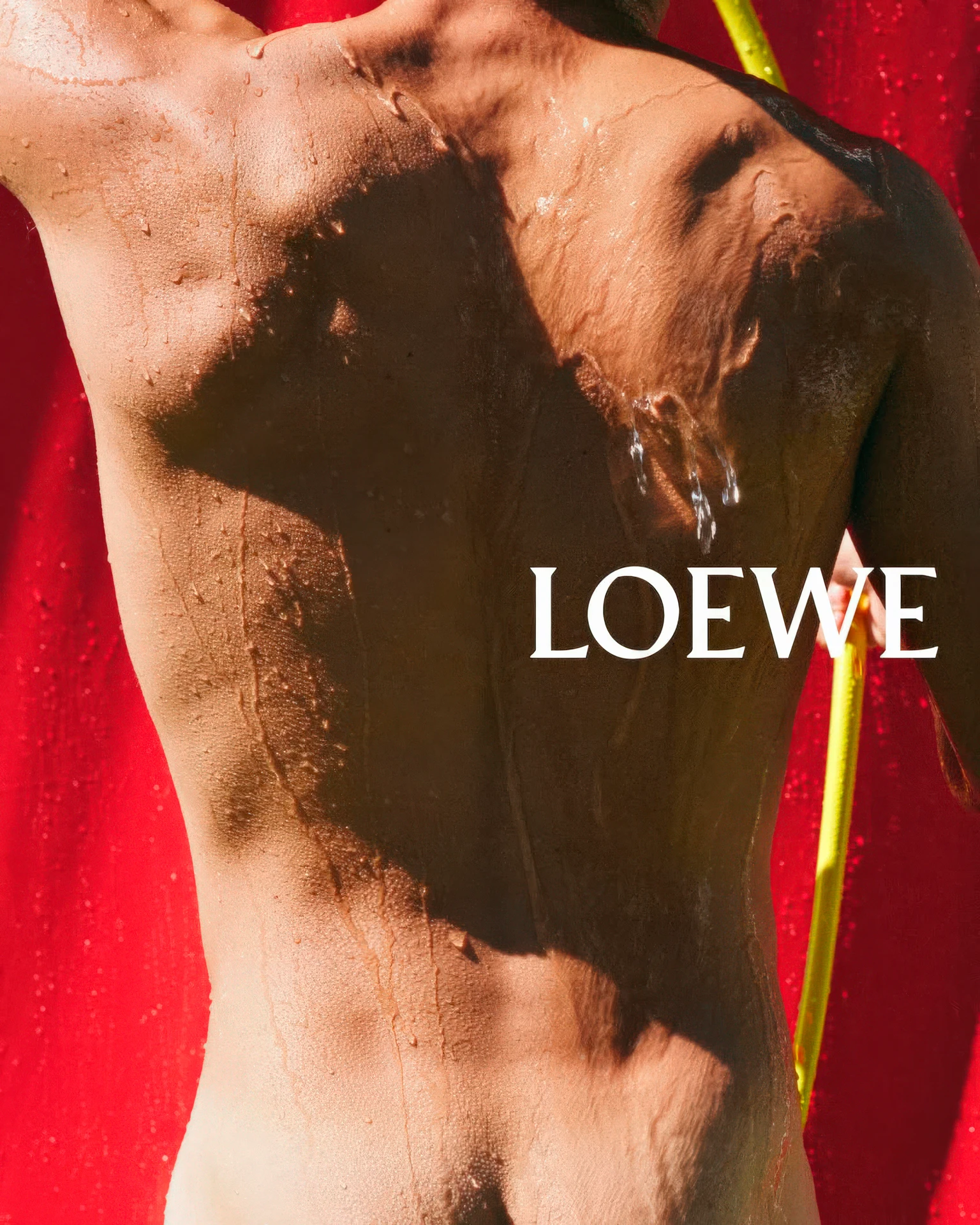Рекламная кампания Loewe весна-лето 2026 с полуобнаженными парнями | Spotlight