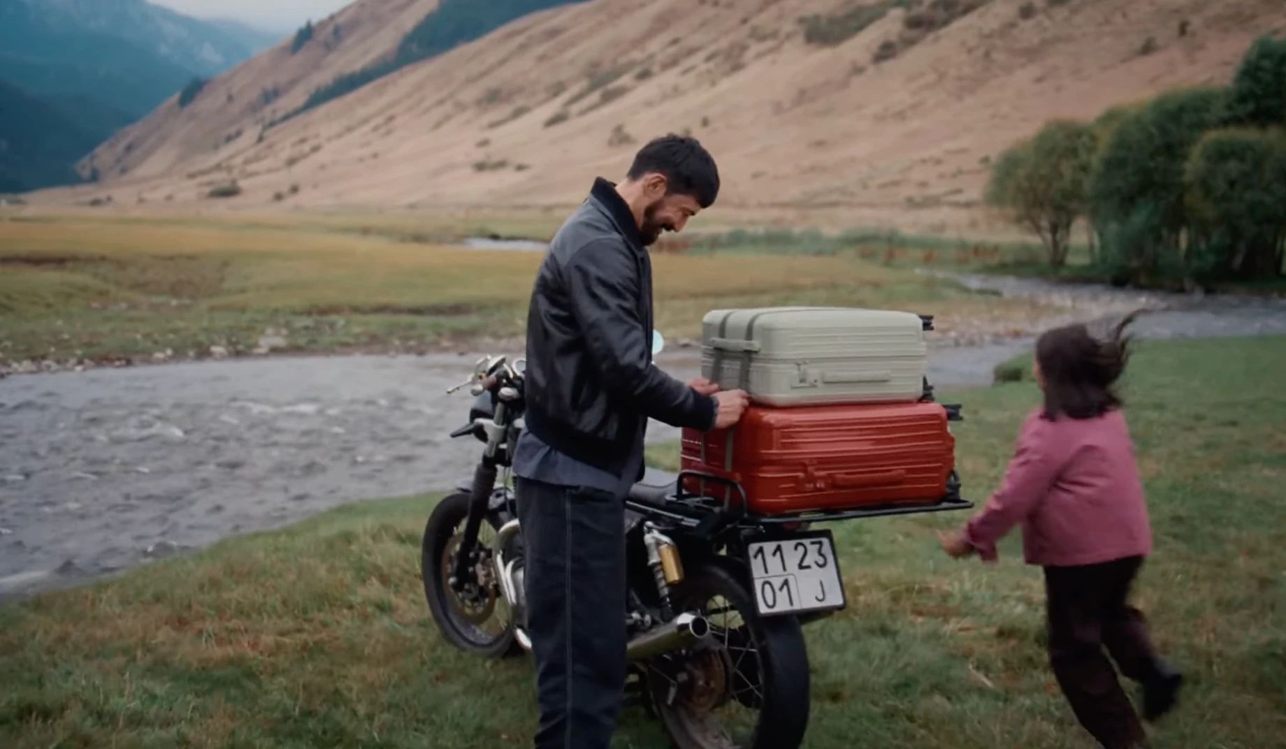 Кадр из ролика Rimowa