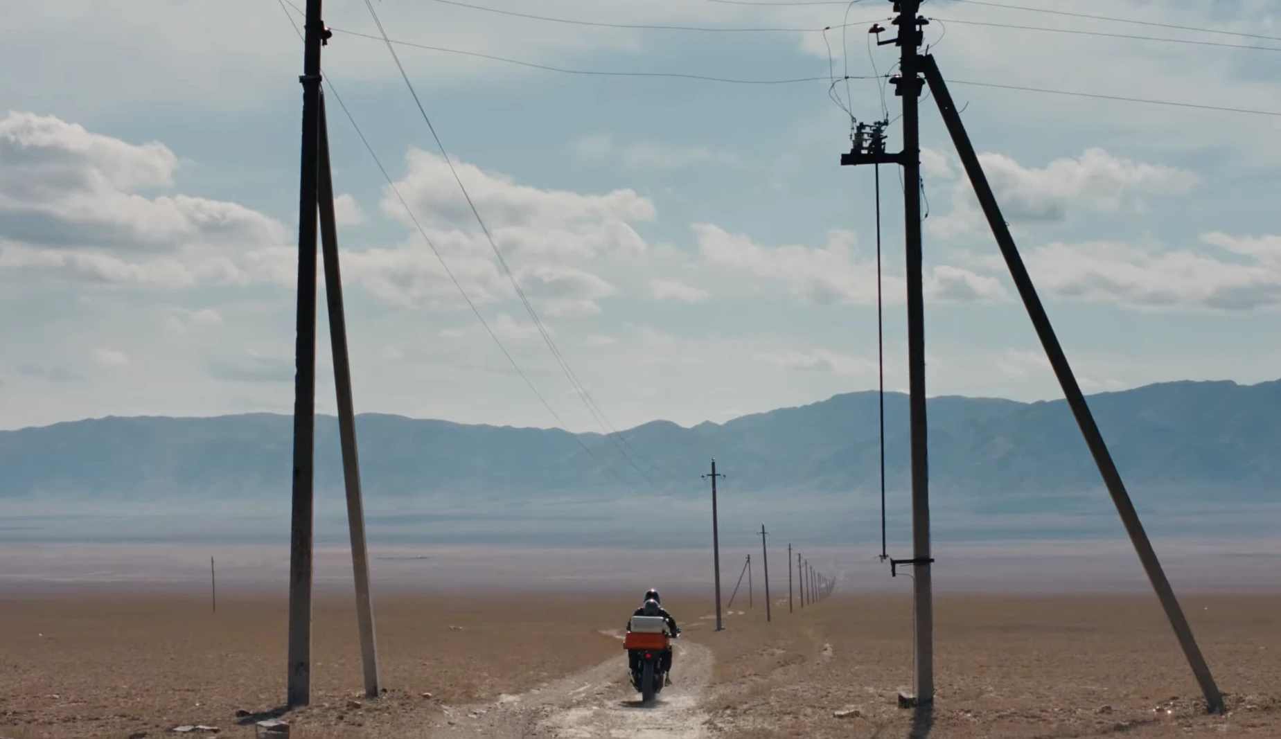 Кадр из ролика Rimowa