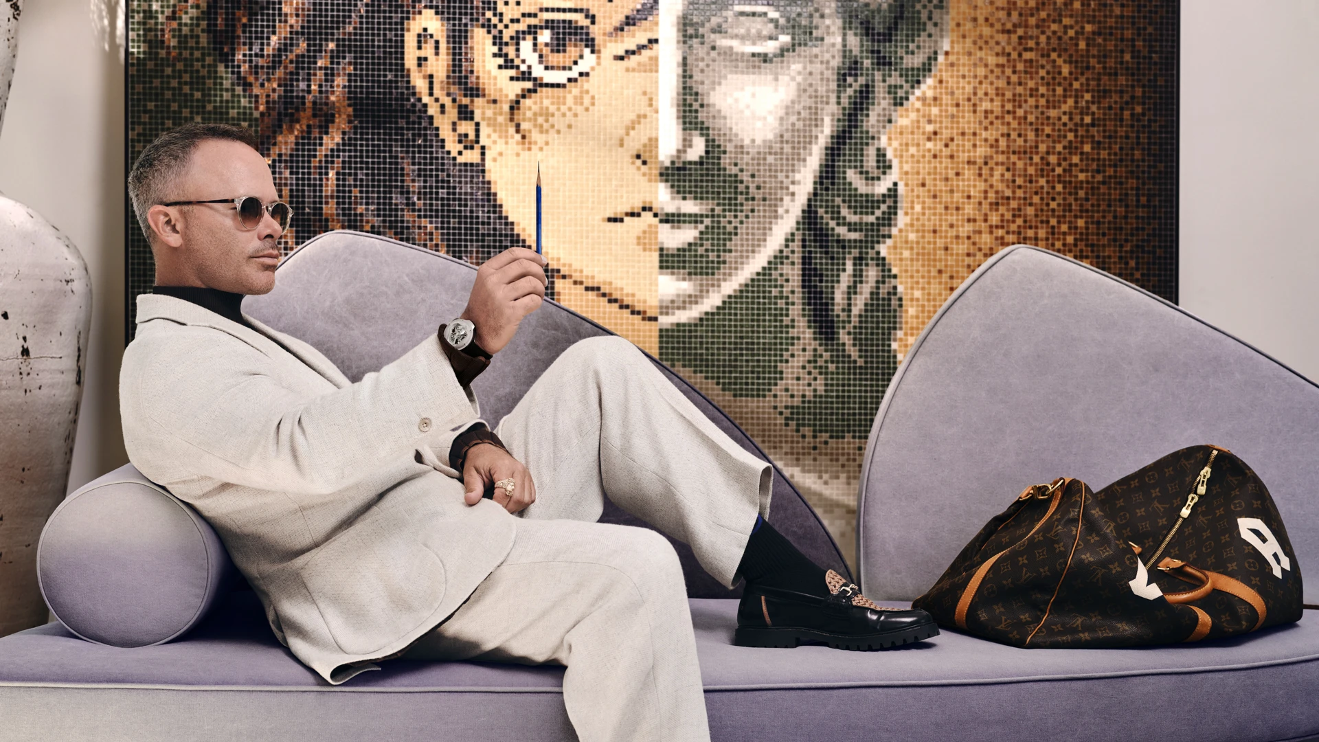 Костюм Casely-Hayford; Водолазка Amiri; Туфли Filling Pieces;
Носки Falke; Кольцо, очки, сумка (cобственность героя); Часы MP-7 Meca-10 Arsham Splash Titanium Sapphire Hublot | Фотограф, креативный директор: Роман Варламов