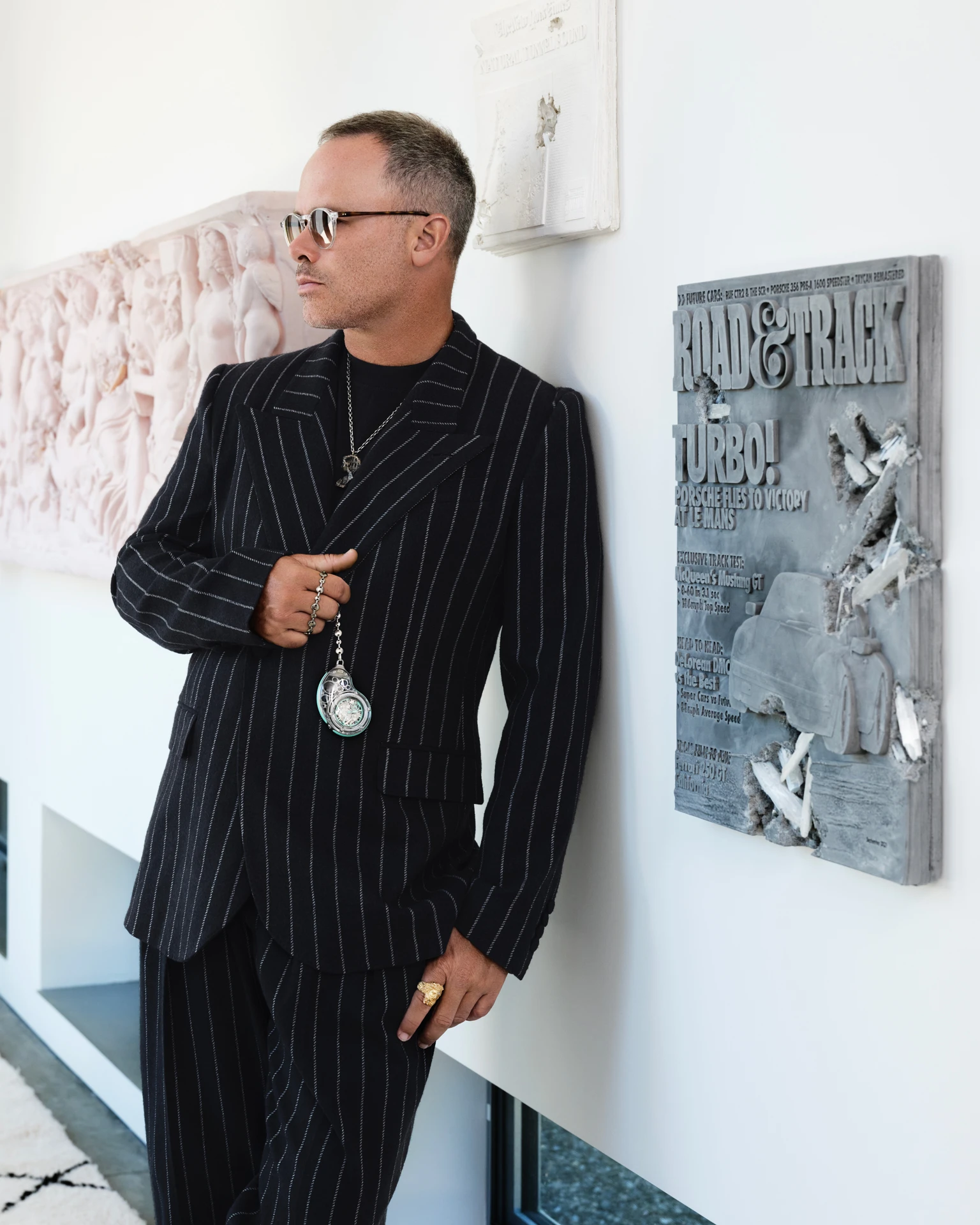 Костюм Dolce & Gabbana; Футболка C2H4; Очки, кольцо, подвеска (cобственность героя); Карманные часы Arsham Droplet Hublot | Фотограф, креативный директор: Роман Варламов