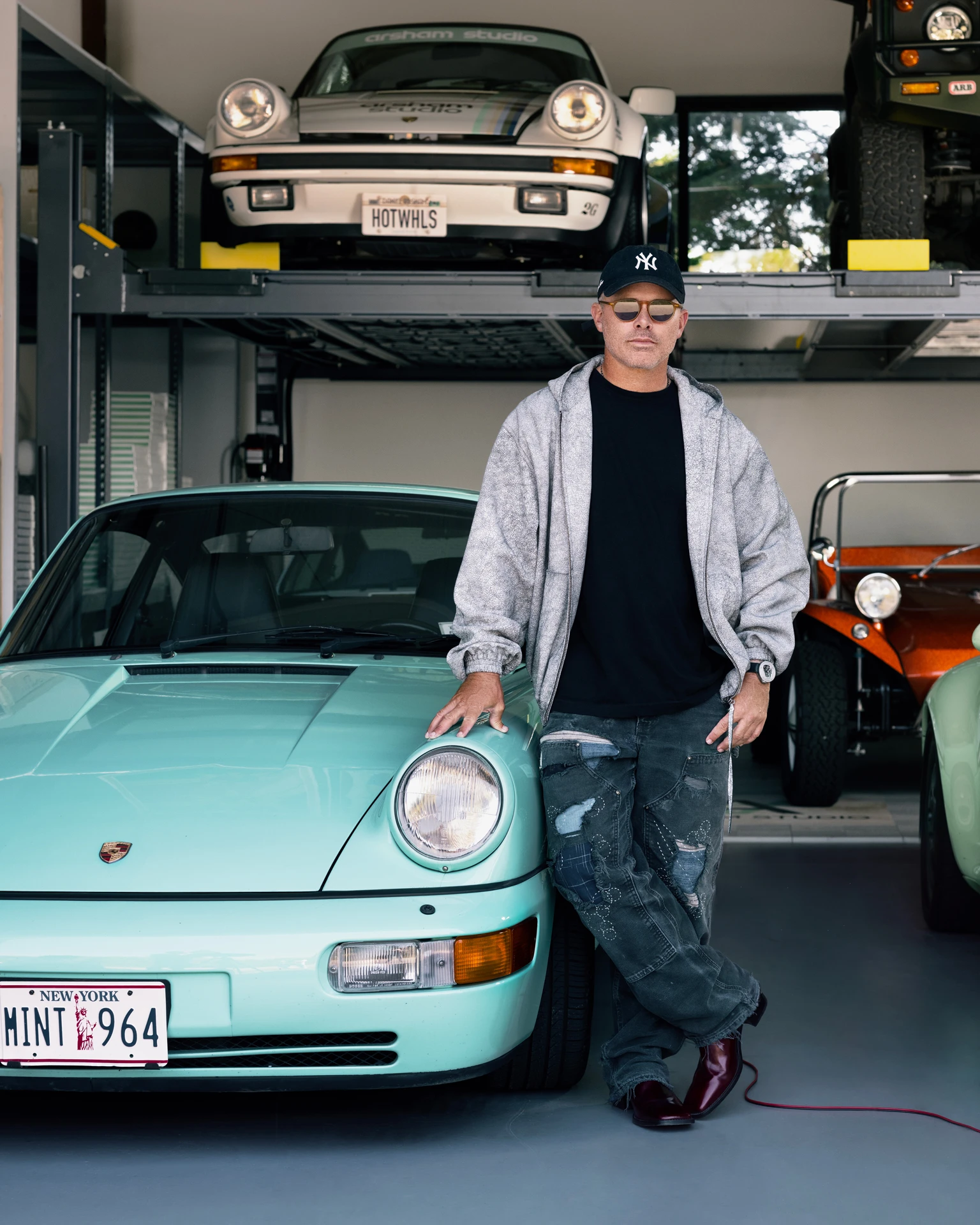 Куртка Max Esmail; Футболка C2H4; Ботинки Amiri; Очки Oliver Peoples; Джинсы, бейсболка (собственность героя) | Фотограф, креативный директор: Роман Варламов