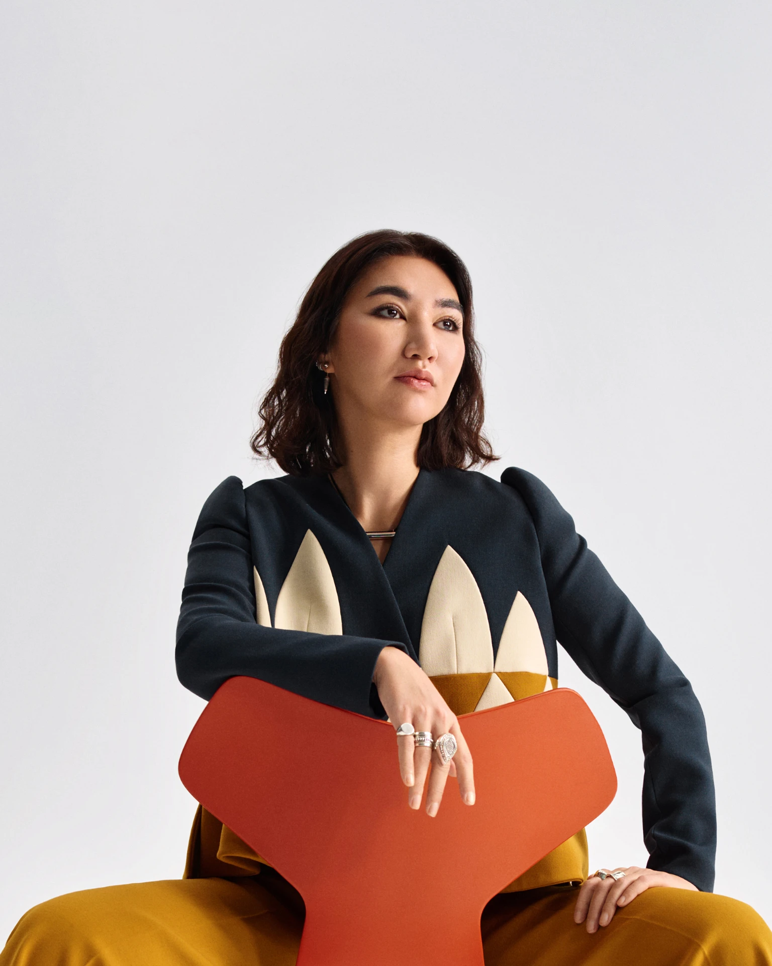 Костюм – Delpozo; туфли – Celine; сырға, алқа, сақиналар – Mūraа | Фотосуретші: Мария Slozhnomarya