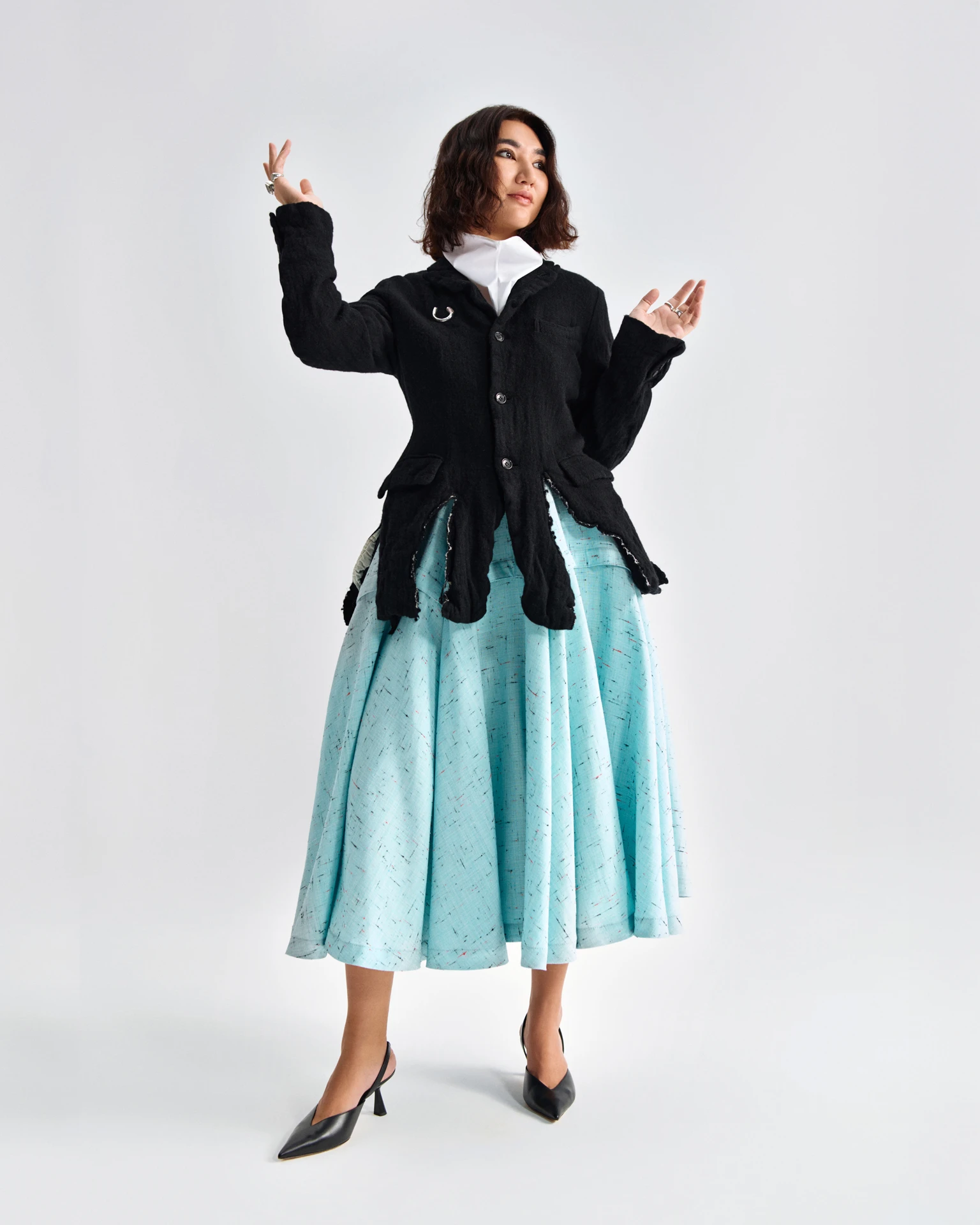 Жекет – Comme des Garçons; белдемше – Bottega Veneta; жейде – The Row; сақиналар – Mūraа | Фотосуретші: Мария Slozhnomarya