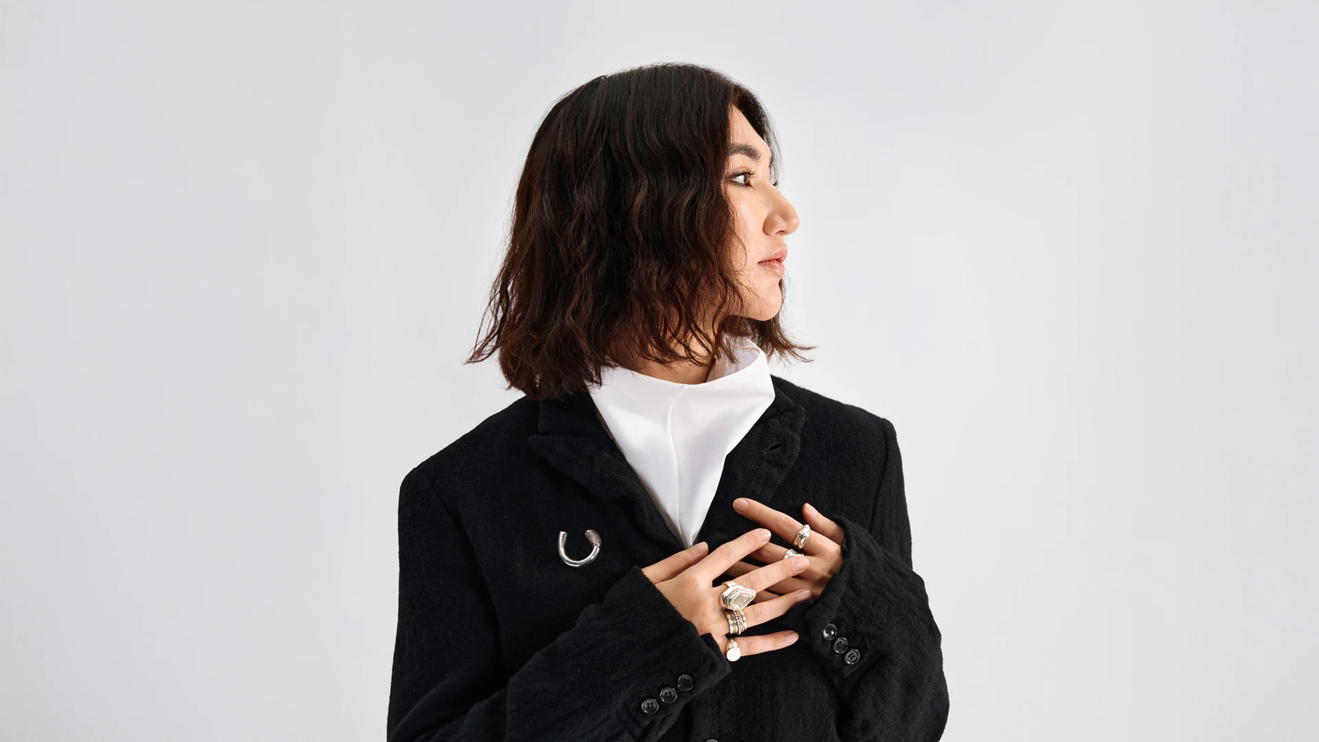 Жекет – Comme des Garçons; жейде – The Row; сақиналар – Mūraа | Фотосуретші: Мария Slozhnomarya