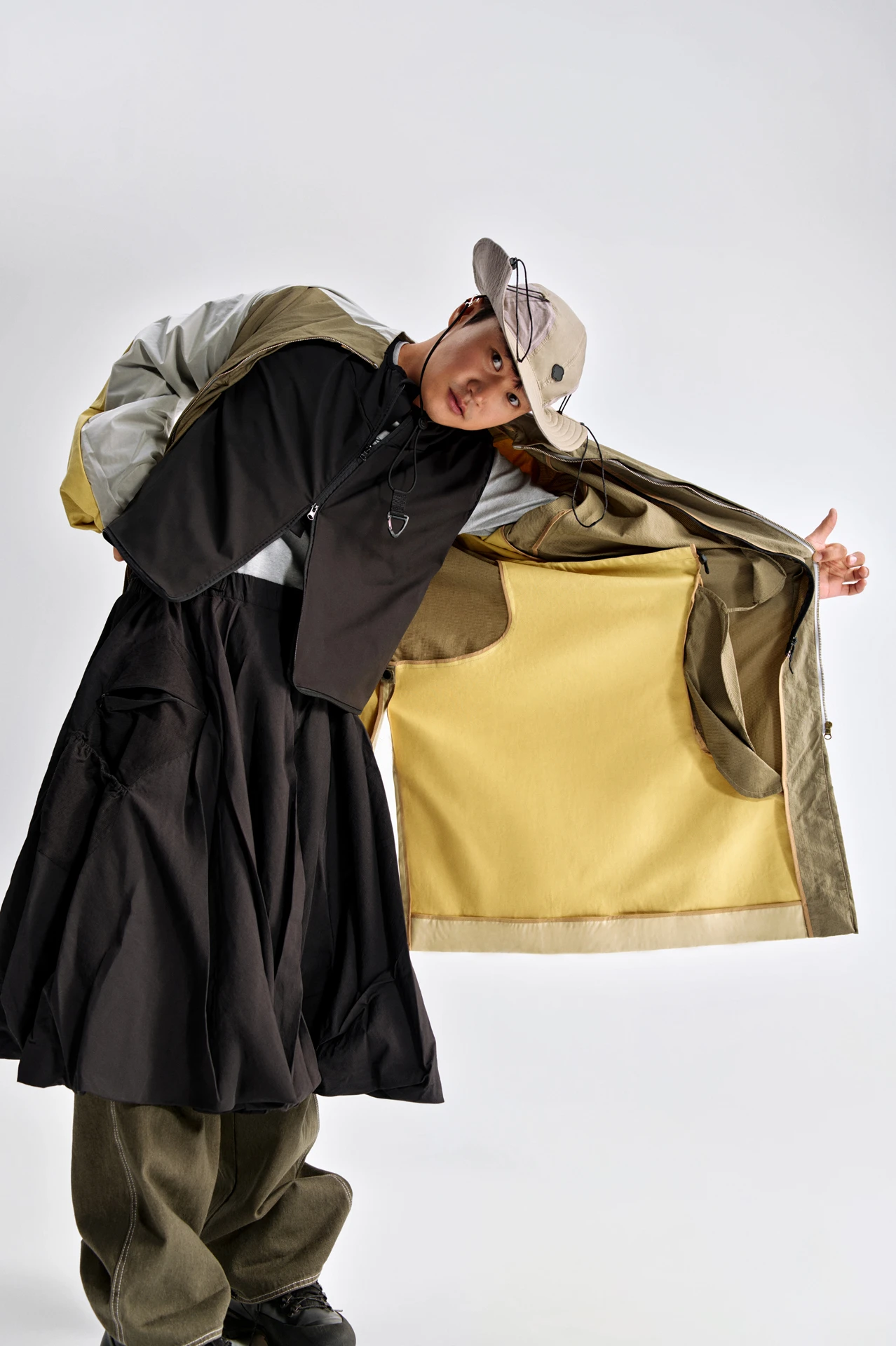 Джинсы, жилет, белдемше, парка, панама мен сөмке – Fuzzz | Фотосуретші: Мария Slozhnomarya