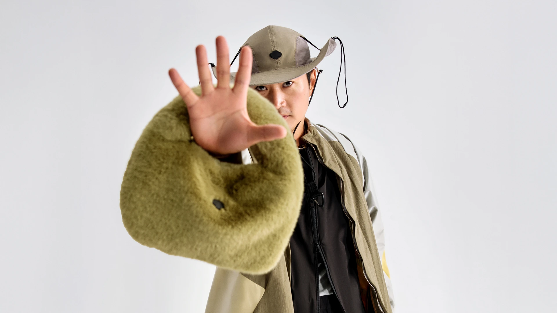 Джинсы, жилет, белдемше, парка, панама мен сөмке – Fuzzz брендінен | Фотосуретші: Мария Slozhnomarya