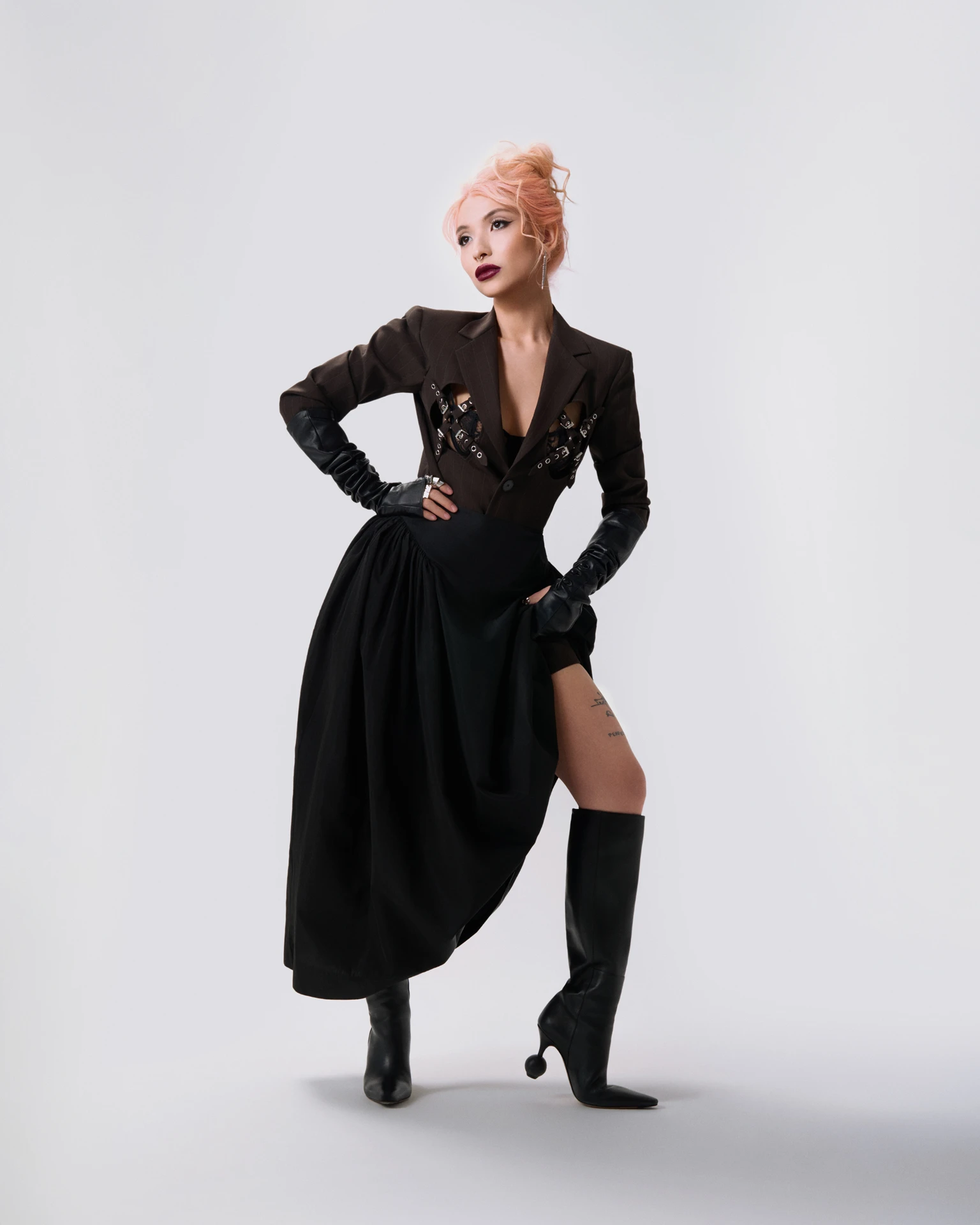 Жакет Jean Paul Gaultier; юбка Simone Rocha; сапоги Jacquemus; перчатки Maison Margiela; кольца, серьги The Great Frog | Фотограф: Мария Slozhnomarya