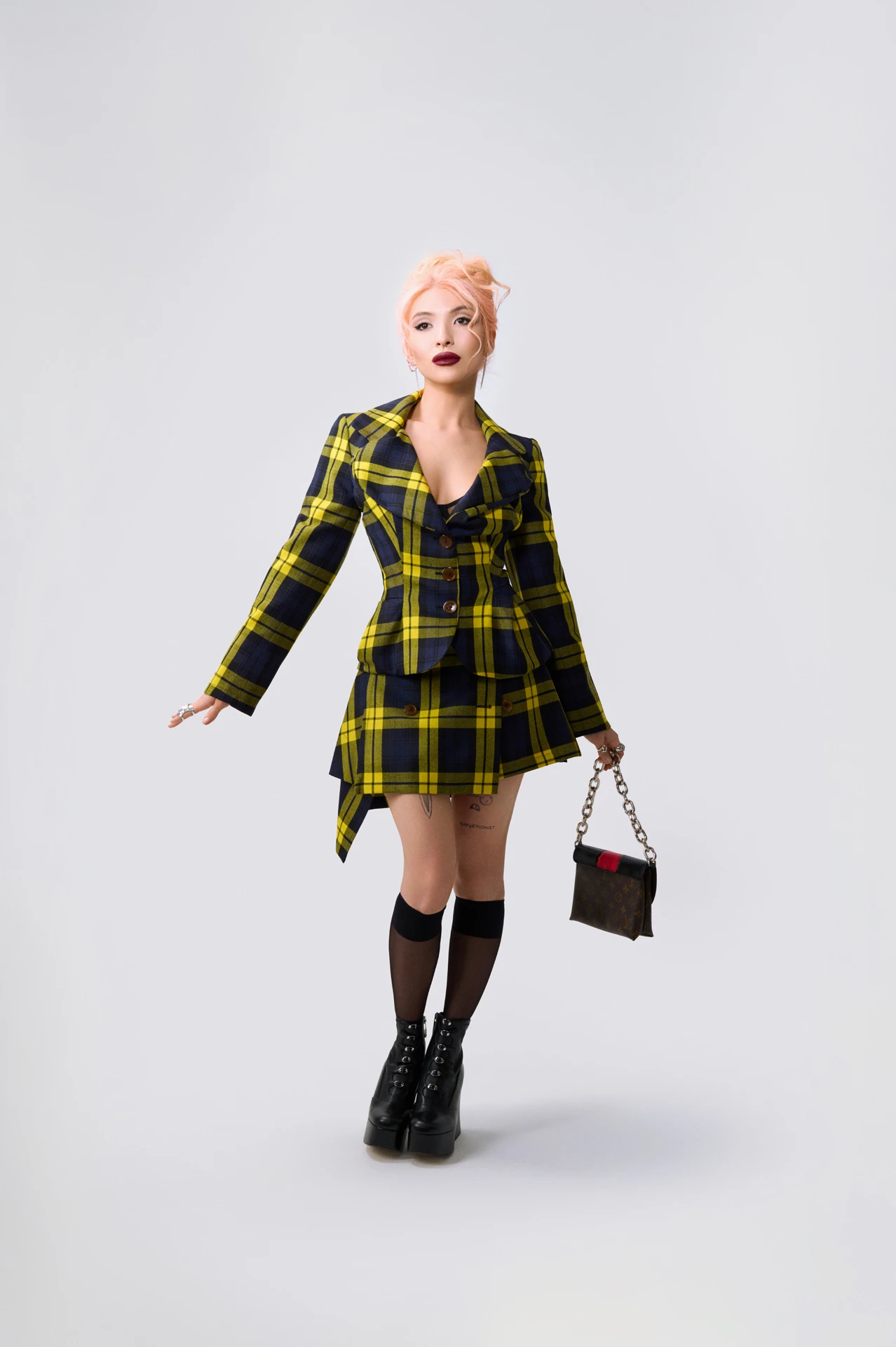 Костюм Vivienne Westwood; сумка Louis Vuitton; браслеты Tiffany & Co.; кольца, серьги The Great Frog | Фотограф: Мария Slozhnomarya