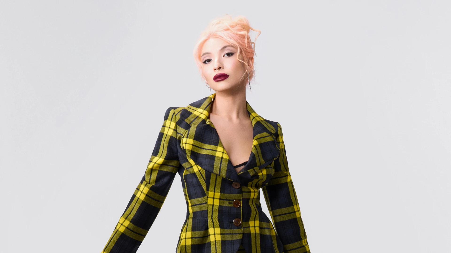 Vivienne Westwood костюмы; The Great Frog сырғасы мен сақинасы | Фотосуретші: Мария Slozhnomarya