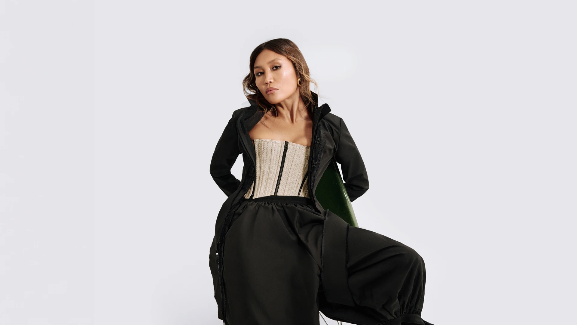 Dior бермудысы мен кеудетартпалы жакеті; The Row туфлиі; Maison Margiela шұлығы; Chanel винтажды клипсалары | Фотосуертші: Мария Slozhnomarya