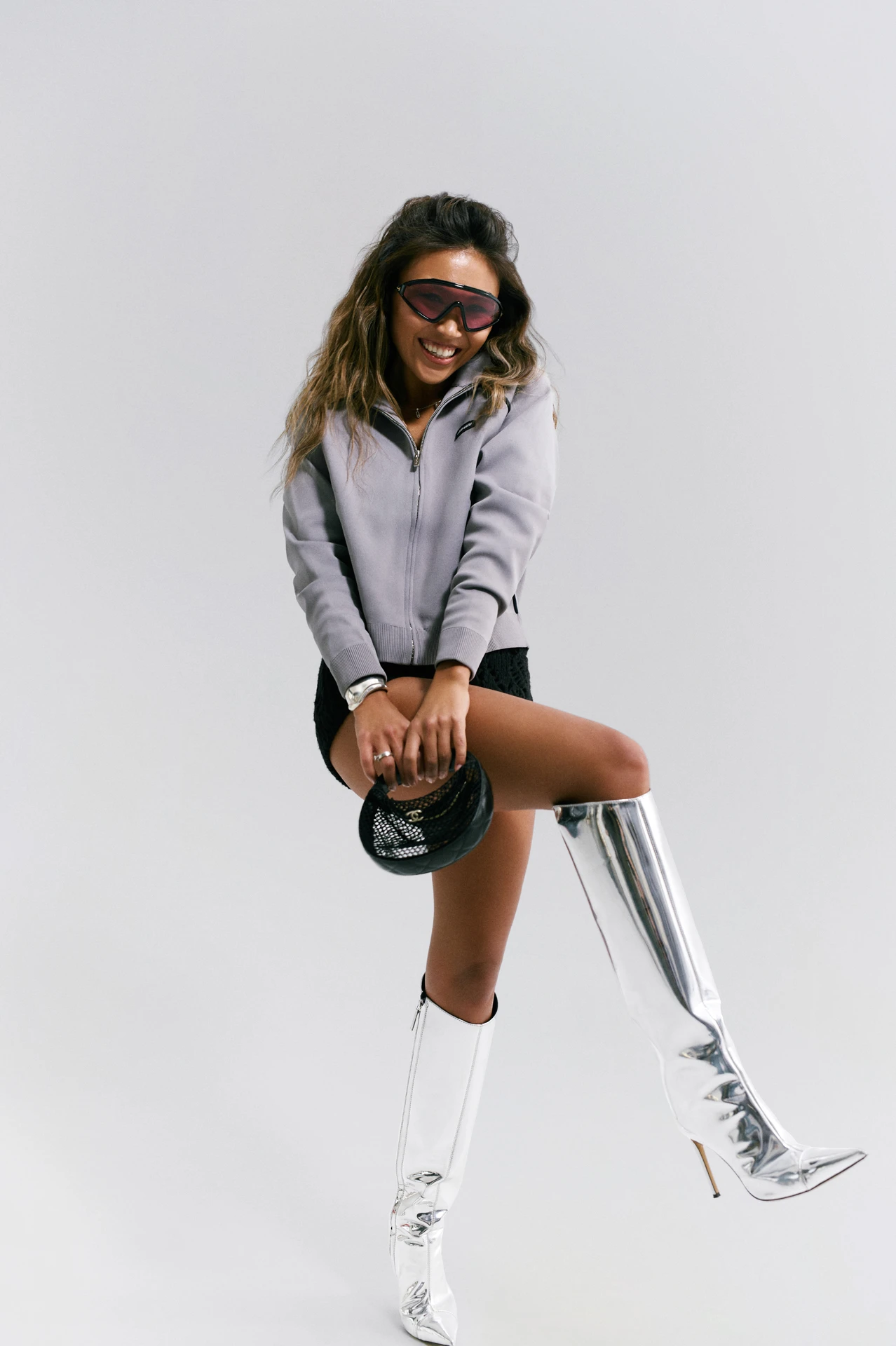 Вязаные шорты Dior; олимпийка Miu Miu; сапоги Jean Paul Gaultier; сумка Chanel; очки Tom Ford | Фотограф: Мария Slozhnomarya