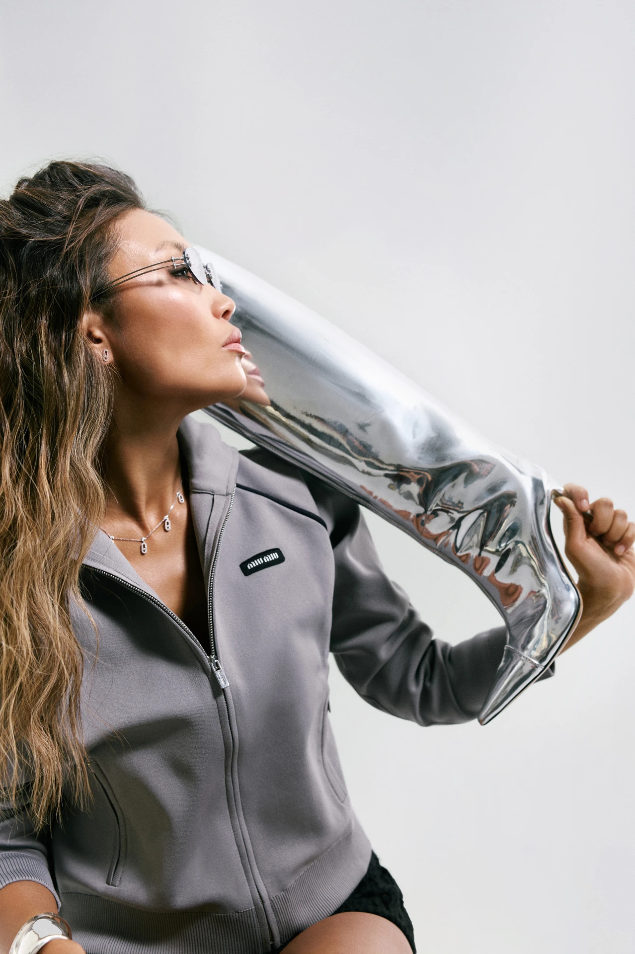 Вязаные шорты Dior; олимпийка Miu Miu; сапоги Jean Paul Gaultier; сумка Chanel; очки Tom Ford | Фотограф: Мария Slozhnomarya