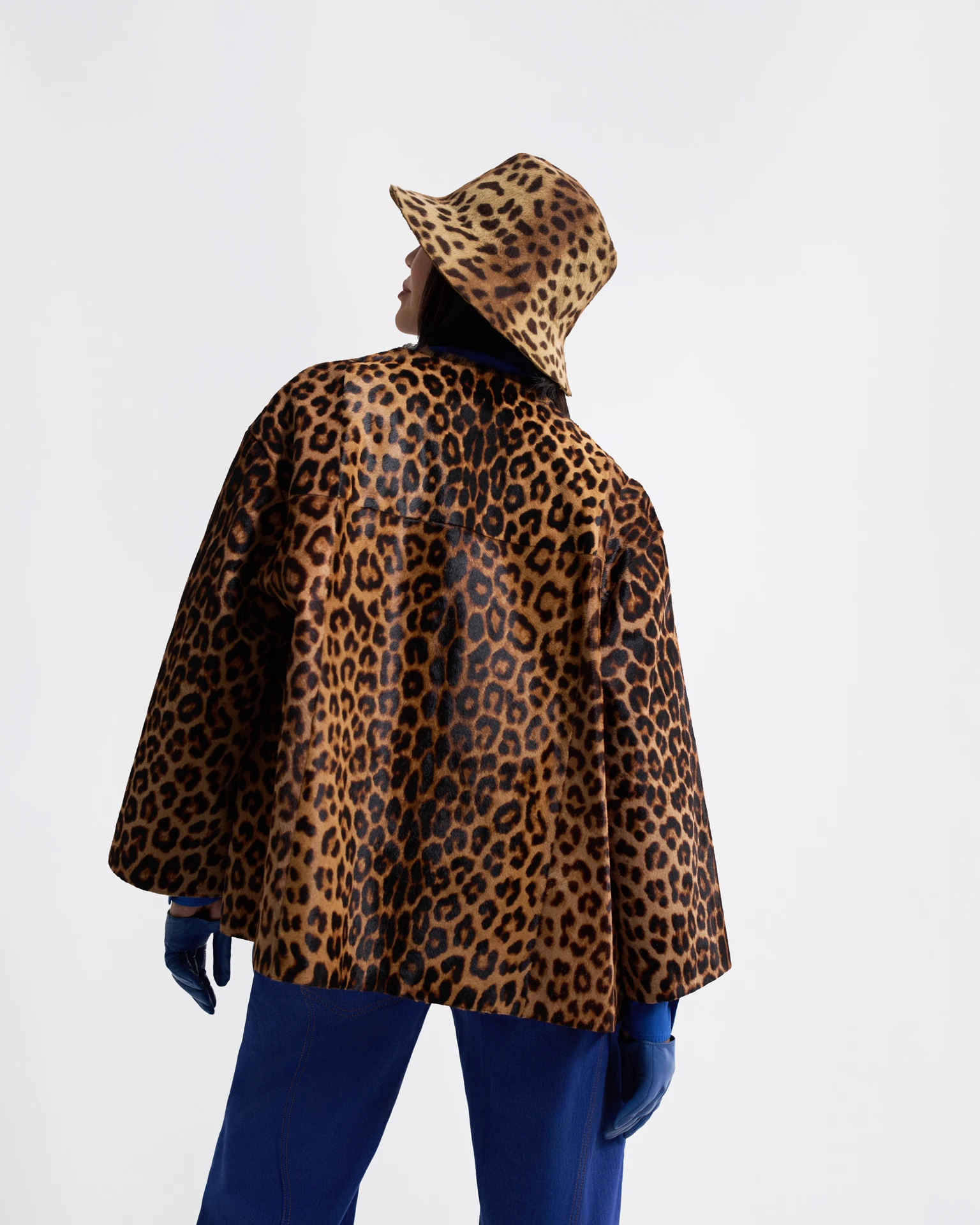 Меховой жакет Via Cappella; джинсы Loewe; рубашка Celine; туфли Michael Kors; шляпа Loro Piana | Фотограф: Мария Slozhnomarya