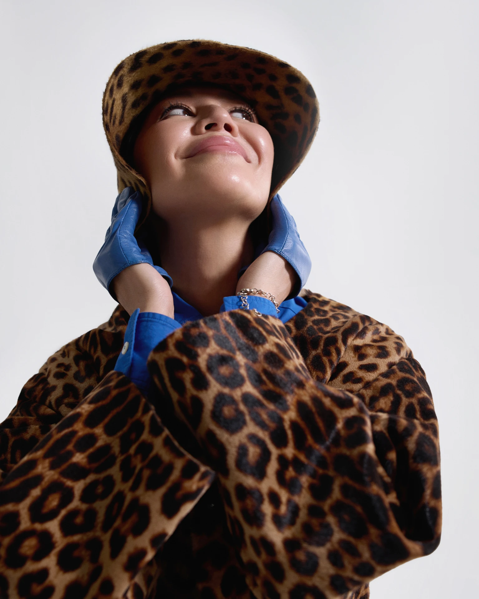 Тері жакет – Via Cappella; джинсы – Loewe; жейде – Celine; туфли – Michael Kors; шляпа – Loro Piana | Фотосуретші: Мария Slozhnomarya