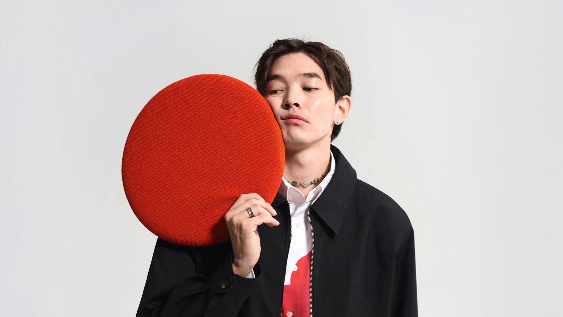 Жейде – Shetel; винтажды шалбар; кроссовка – A$AP Rocky x Puma; моншақ – Meraly | Фотосуретші: Мария Slozhnomarya