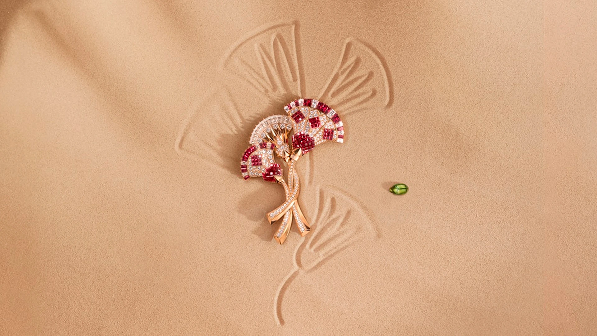 Van Cleef & Arpels, коллекция Fascinating Egypt | Брошь Fleur de lotus Mystérieuse | Официальный сайт Van Cleef & Arpels