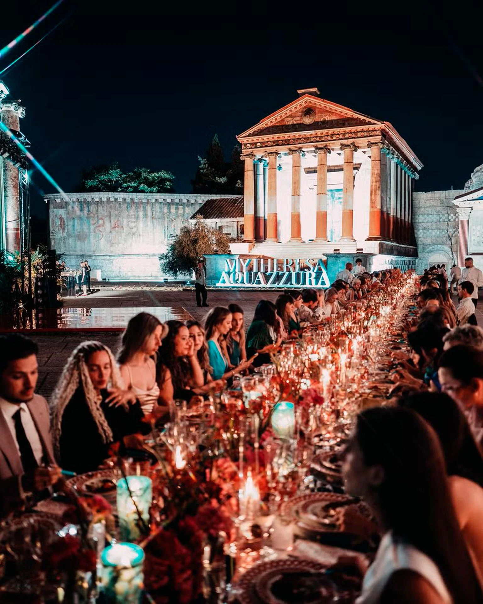 Mytheresa и Aquazzurа устроили совместный ужин под колоннадами древнеримского храма | Архив пресс-службы