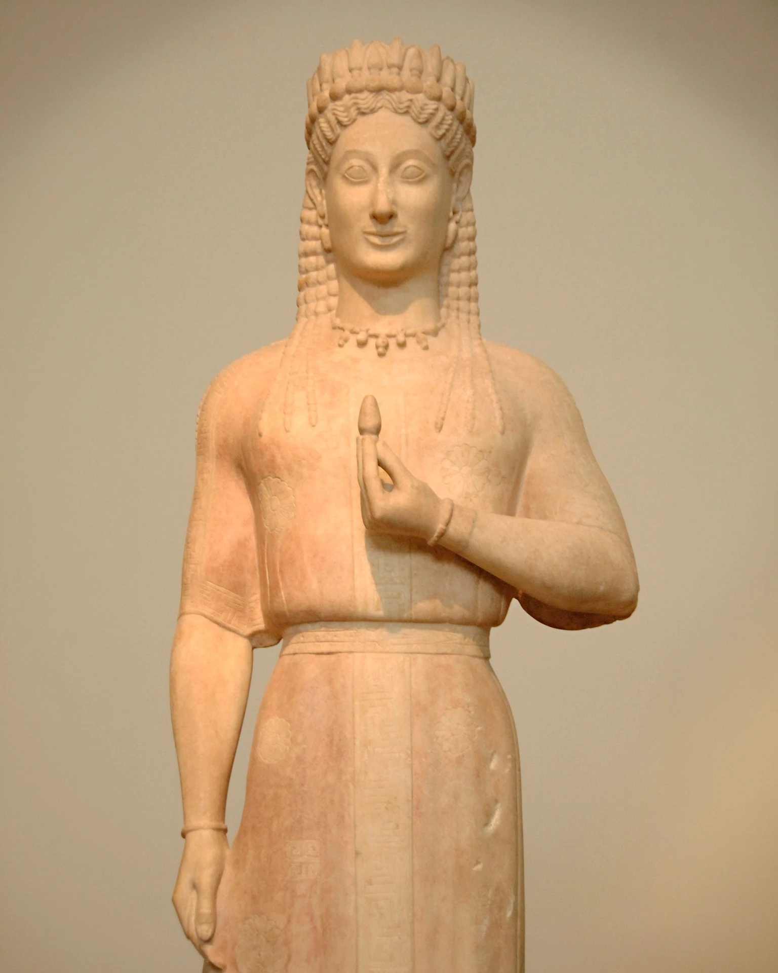 Кора Фрасиклеи (550–540 гг. до н. э.) Паросский мрамор. Надгробие из Мирринунта (Аттика). Скульптор: Аристион с Пароса. Национальный археологический музей, Афины | PHAS/Getty Images