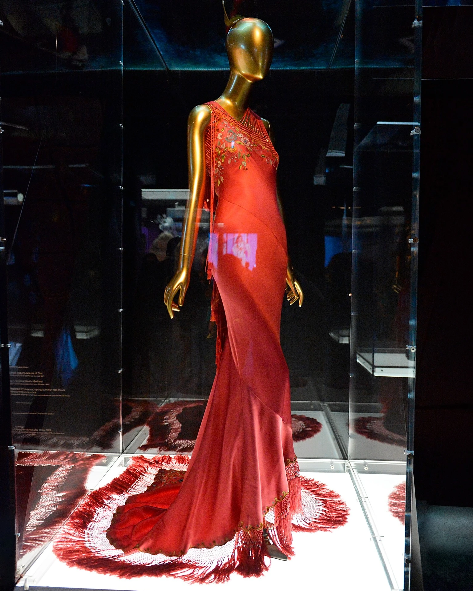 Платье Dior от-кутюр (весна-лето 1997, Джон Гальяно) на пресс-показе выставки Met Gala «Китай: в Зазеркалье». Нью-Йорк, 4 мая 2015 года | Slaven Vlasic / Getty Images