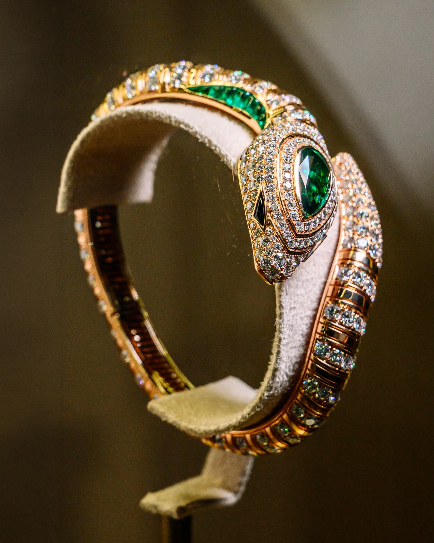 Уникальный браслет Serpenti, коллекция высокого ювелирного искусства, белое золото, титан, изумруд 4,34 карата, турмалин, бриллианты совокупно около 13 карат, Bvlgari | Архив пресс-службы