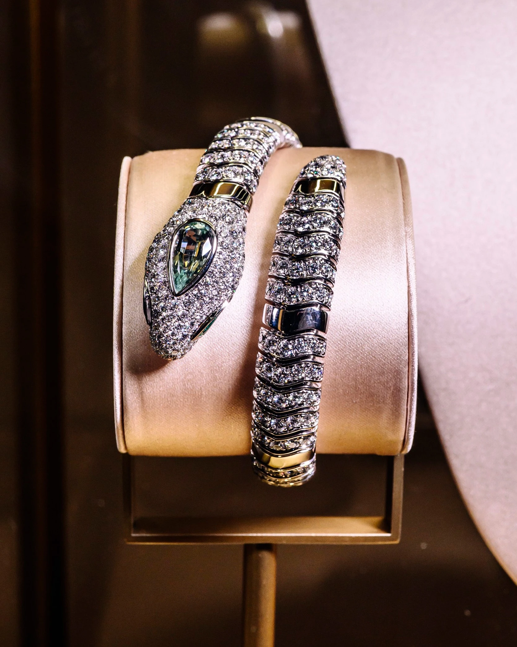 Браслет Serpenti, коллекция высокого ювелирного искусства, белое золото, титан, изумруды, турмалин, бриллианты, Bvlgari | Архив пресс-службы