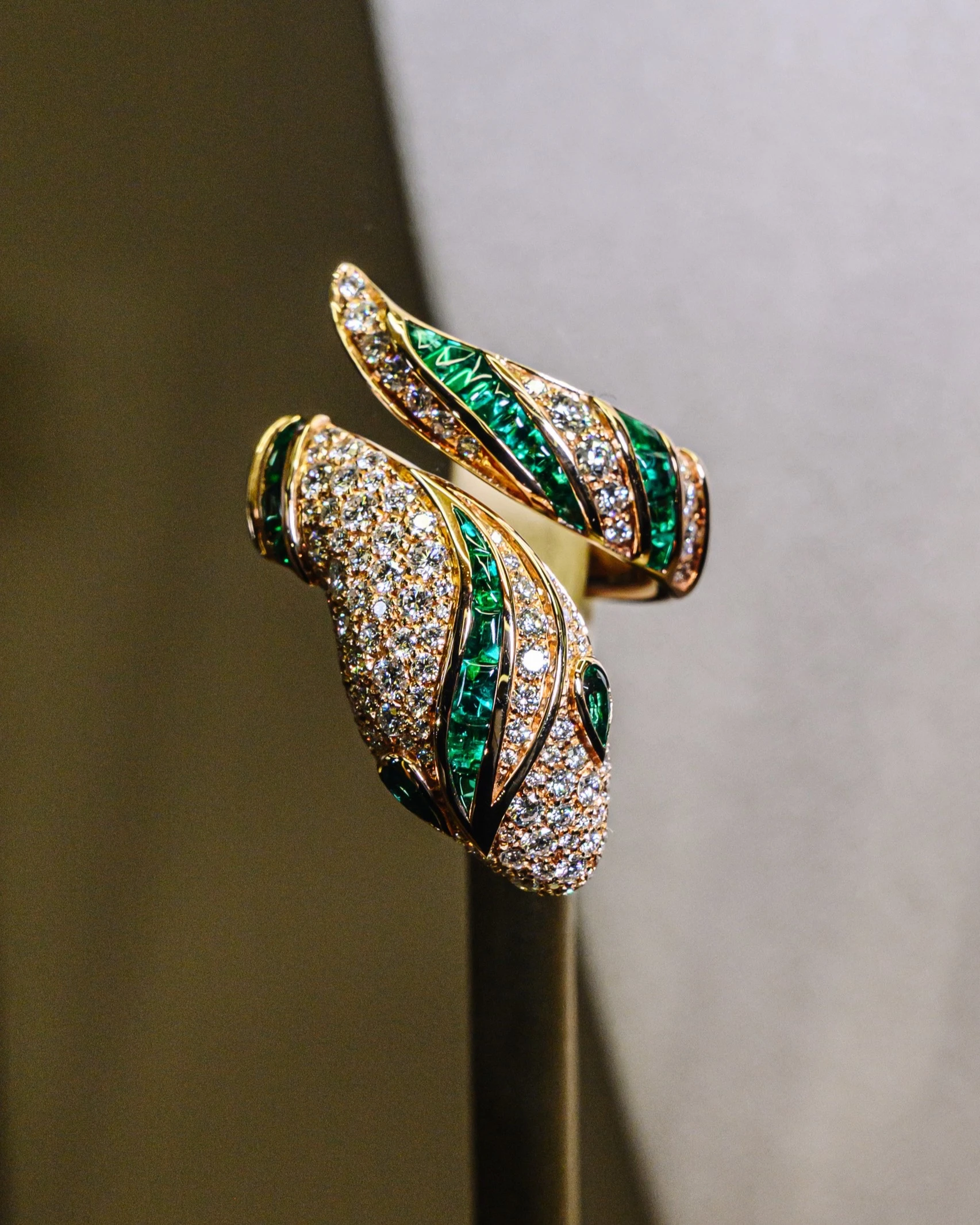 Кольцо Serpenti, розовое золото, изумруд, бриллианты, Bvlgari | Архив пресс-службы